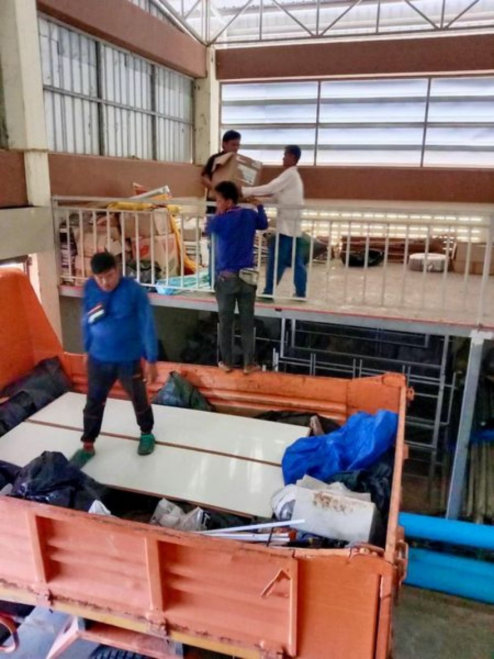 เจ้าหน้าที่กองช่างดำเนินการเก็บของสำนักงานคลังพัสดุซอยนาจอมเทียน 1