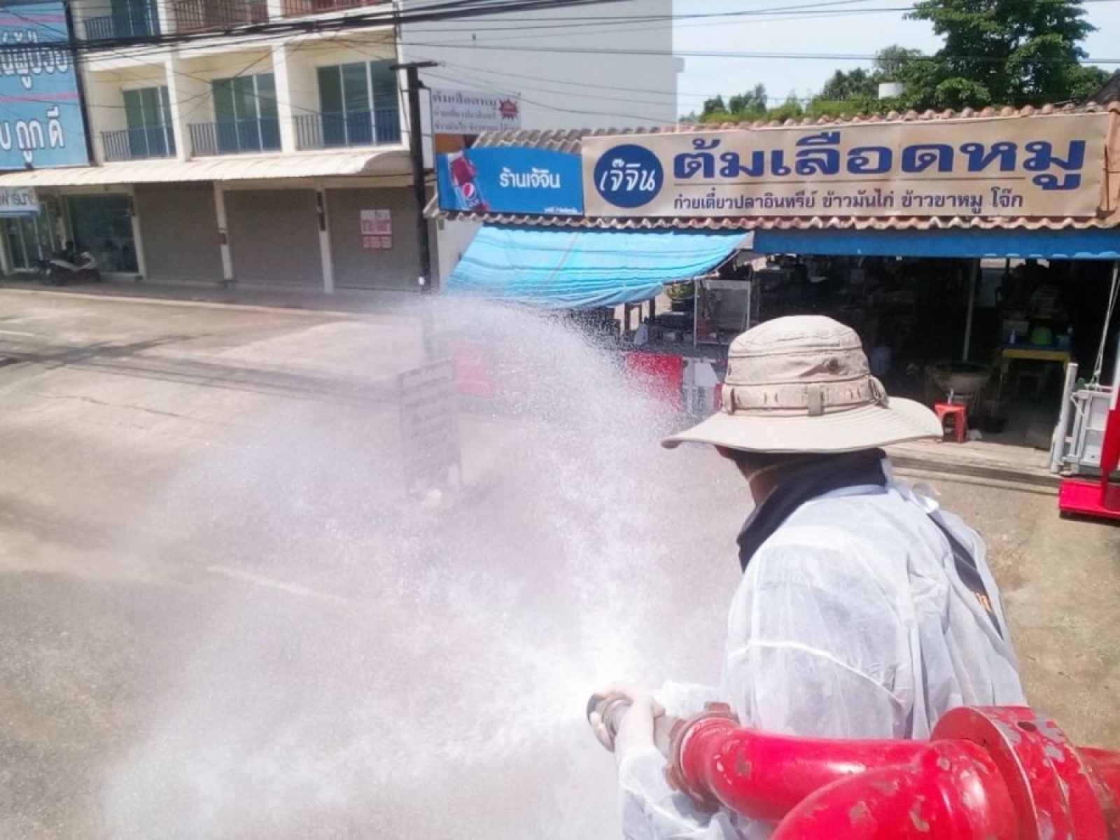 งานป้องกันและบรรเทาสาธารณภัย ทำการฉีดพ่นยาฆ่าเชื้อโรคติดต่อไวรัสโคโรนา 2019 ในเขตเทศบาลตำบลนาจอมเทียน