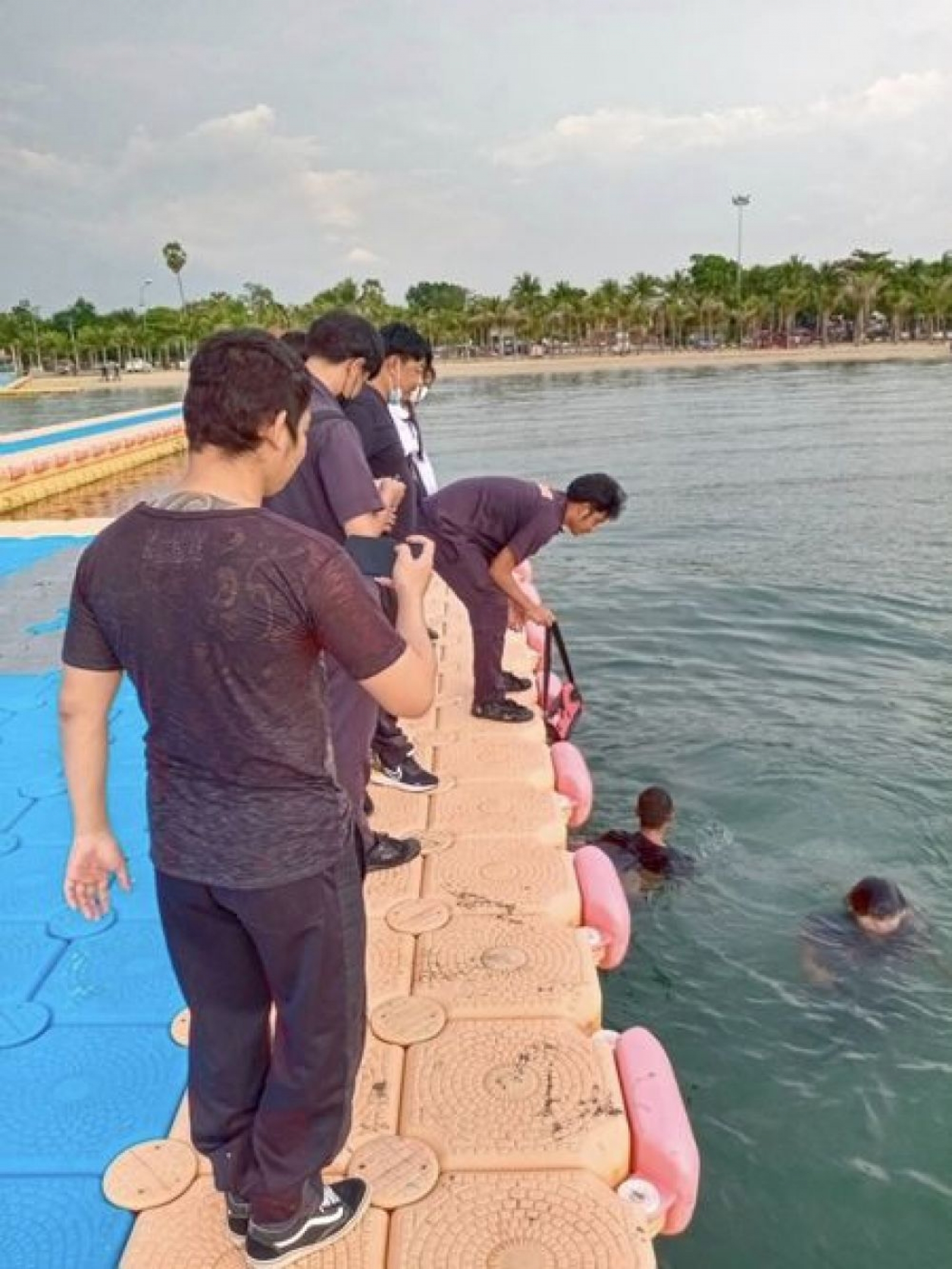 เจ้าหน้าที่งานเทศกิจช่วยเหลือนักเรียนทำโทรศัพท์  ตกน้ำบริเวณชายหาดบ้านอำเภอ