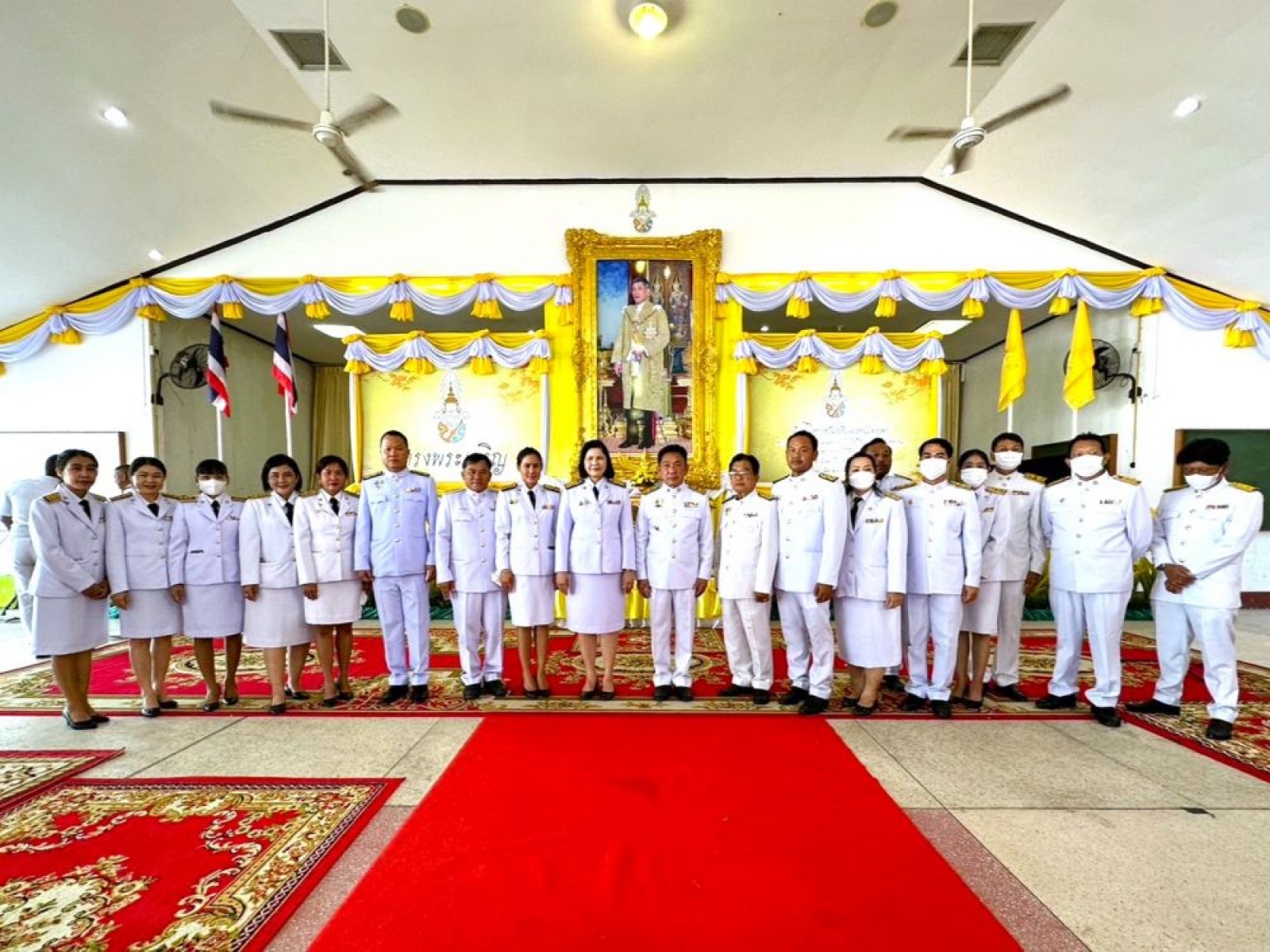 พิธีทำบุญตักบาตรถวายพระราชกุศล  วันเฉลิมพระชนมพรรษาพระบาทสมเด็จพระเจ้าอยู่หัว  วันพฤหัสบดีที่ 28 กรกฏาคม 2566 ผู้บริหารเทศบาลโดย นางสาวระพีพรรณ รัตนเหลี่ยม นายกเทศมนตรีตำบลนาจอมเทียน รองนายกเทศมนตรี เลขานุการนายกเทศมนตรี ที่ปรึกษานายกเทศมนตรี สมาชิกสภาเทศ
