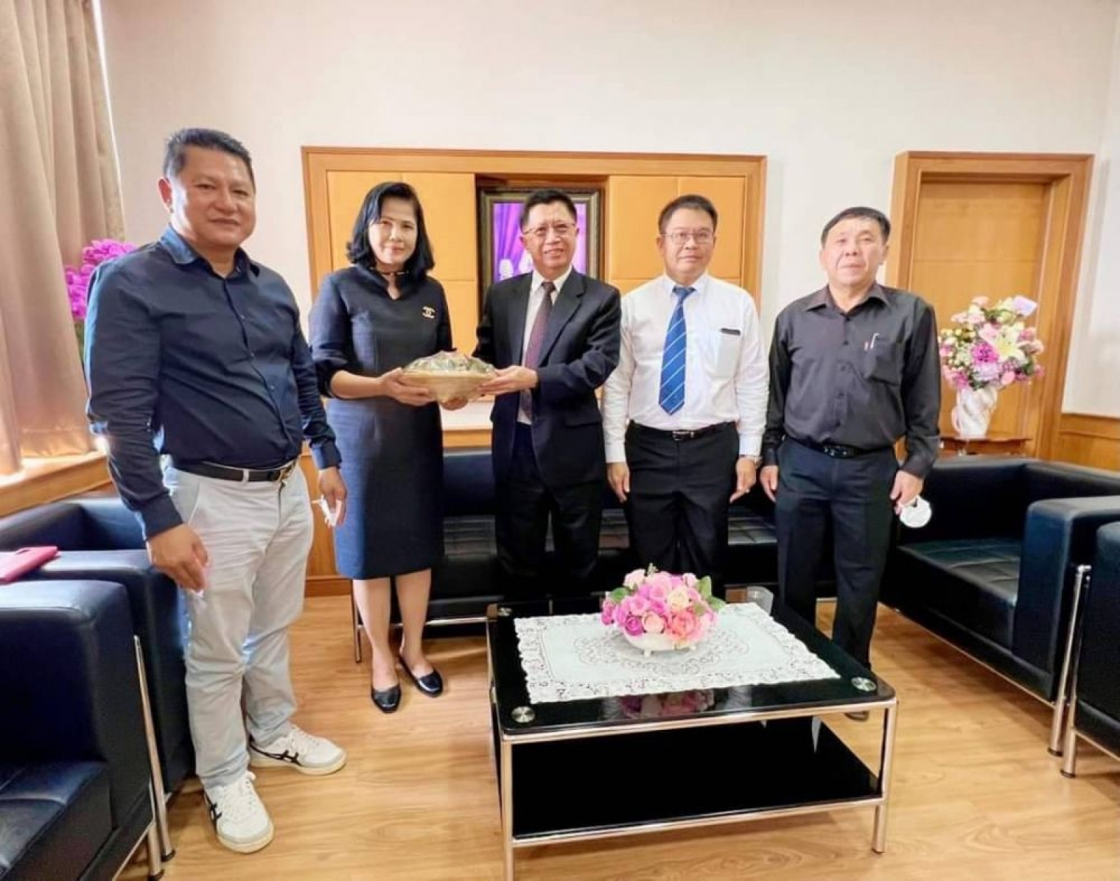 เทศบาลตำบลนาจอมเทียนร่วมแสดงความยินดีและต้อนรับอธิบดีอัยการภาค 2 ในการรับตำแหน่ง และร่วมพัฒนาพื้นที่โดนรอบสำนักงานสร้างความสะดวกสบายและสร้างความปลอดภัยให้ประชาชน