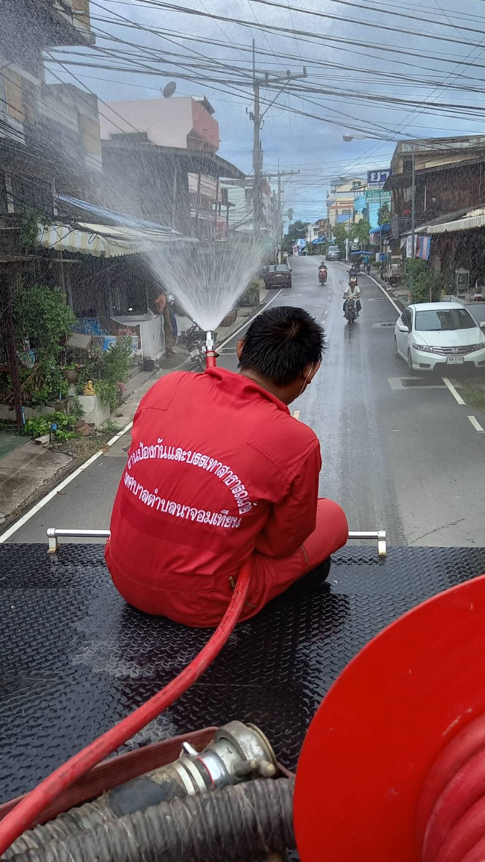 การล้างถนนและฉีดพ่นยาฆ่าเชื้อ