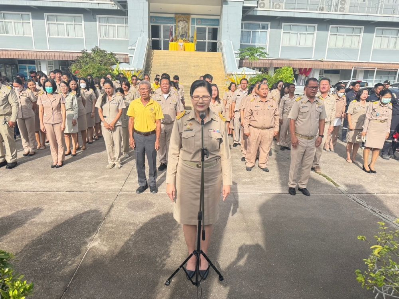 การเข้าแถวเคารพธงชาติ พนักงานเทศบาลตำบลนาจอมเทียน 