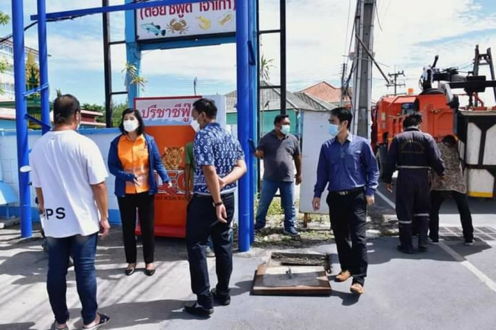  นายกเทศมนตรีตำบลนาจอมเทียน ลงพื้นที่ตรวจสอบระบบท่อน้ำทิ้งบริเวณพื้นชุมชนบ้านอำเภอเพื่อดำเนินการแก้ไข