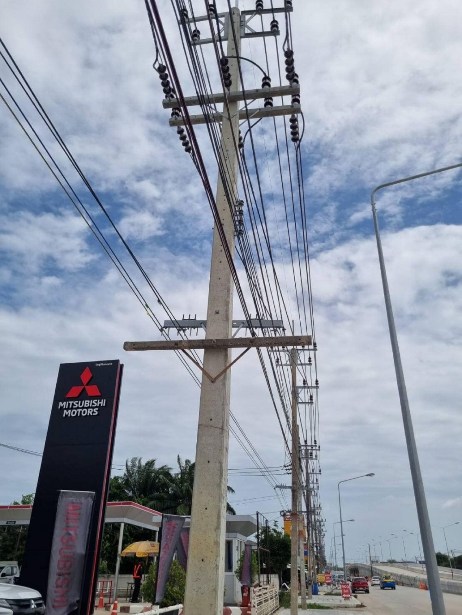 วันพฤหัสบดีที่ 20 กรกฎาคม 2566 การไฟฟ้าส่วนภูมิภาคจอมเทียน และผู้ประกอบการสายสื่อสาร ร่วมกันเข้าดำเนินการจัดระเบียบสายสื่อสาร