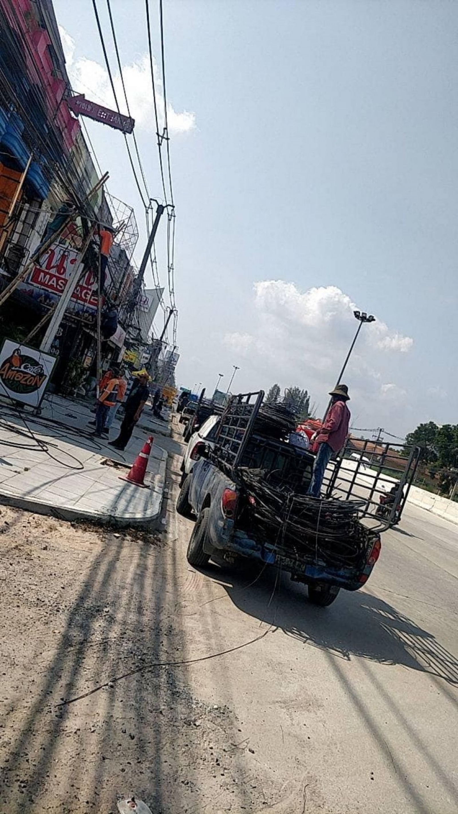 การไฟฟ้าส่วนภูมิภาคจอมเทียน และผู้ประกอบการสายสื่อสาร ได้ร่วมดำเนินการจัดระเบียบสายสื่อสารและปรับปรุงระบบจำหน่ายไฟฟ้า บริเวณ  ซอยนาจอมเทียน 7 ฯ