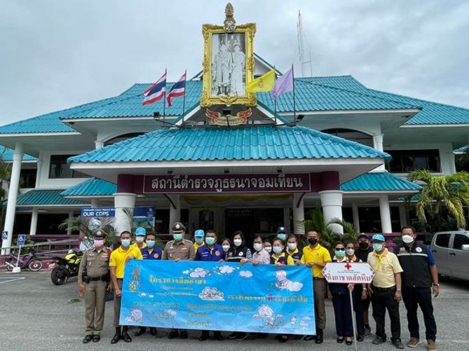 ร่วมมอบถุงยังชีพให้ผู้ประสบภัยต้นไม้ล้มทับบ้านเรือน ชุมชนชายทะเล 2 