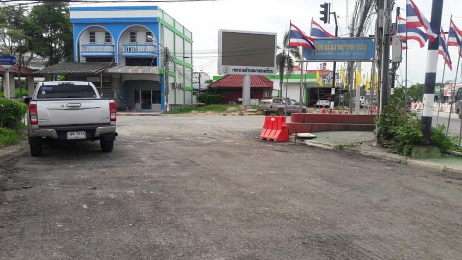 เจ้าหน้าที่การทางช่วยดำเนินการปรับปรุงถนนทางเข้าตลาดตรงป้ายวัดอัมพารามจุดที่เป็นหลุมทำให้น้ำขัง ถมดินและเกลี่ยดินให้เสมอกัน 