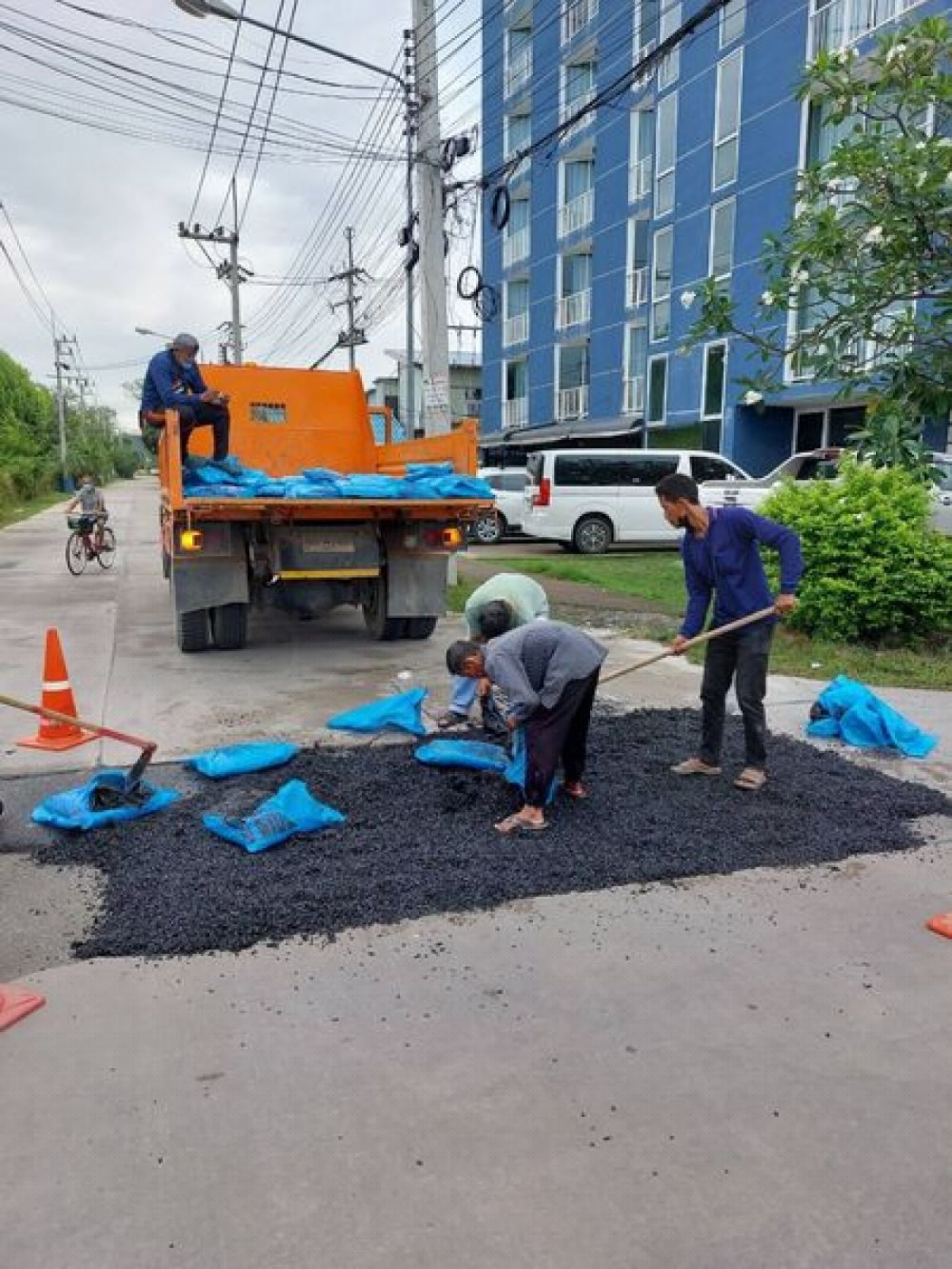 เจ้าหน้าที่กองช่างดำเนินการนำยางมะตอยปะซ่อมแซมถนนที่ชำรุดบริเวณแยก B2