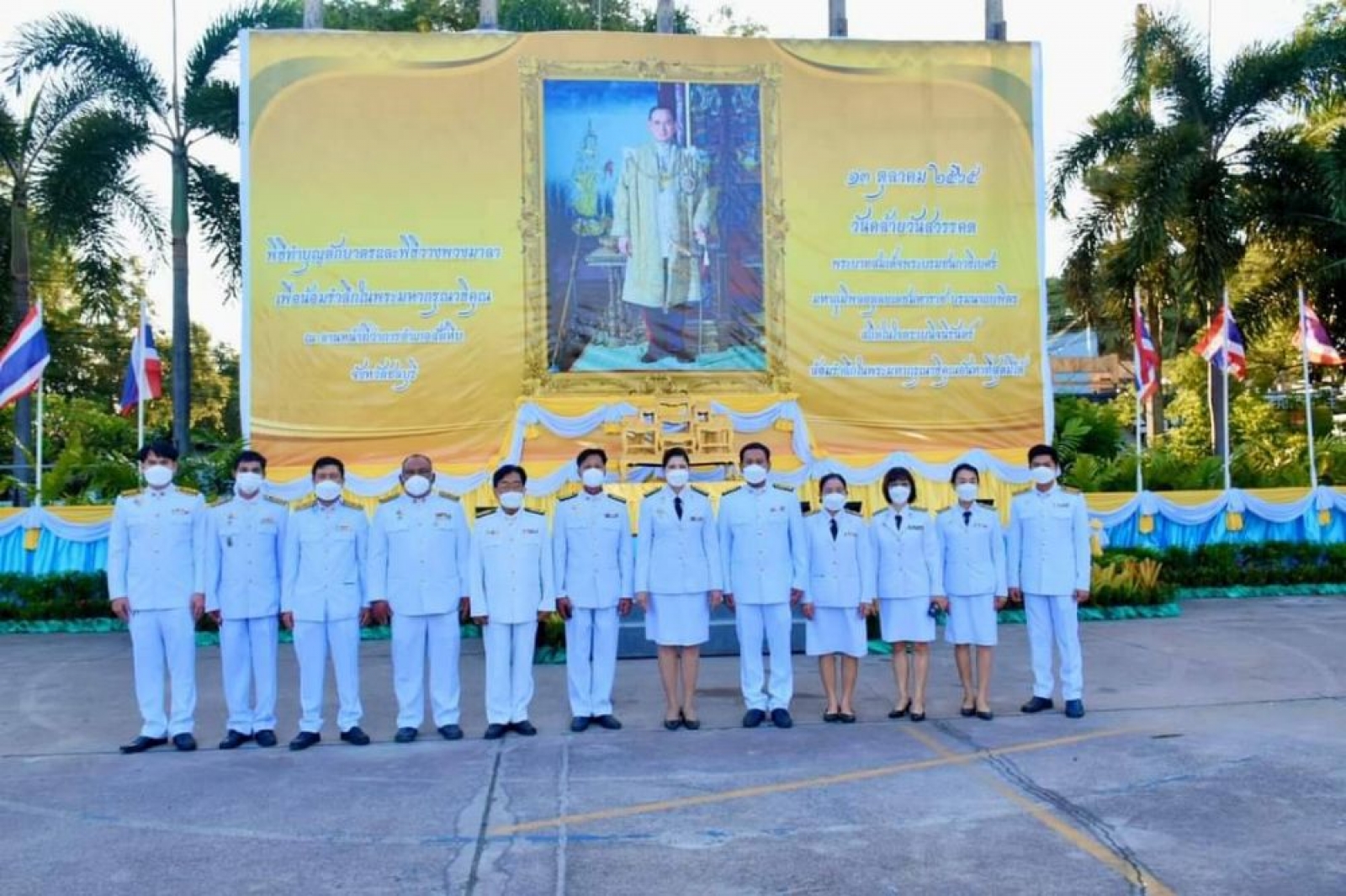 เทศบาลตำบลนาจอมเทศร่วมกิจกรรมน้อมรำลึก เนื่องในวันคล้ายวันสวรรคต พระบาทสมเด็จพระบรมชนกาธิเบศร มหาภูมิพลอดุลยเดชมหาราช บรมนาถบพิตร