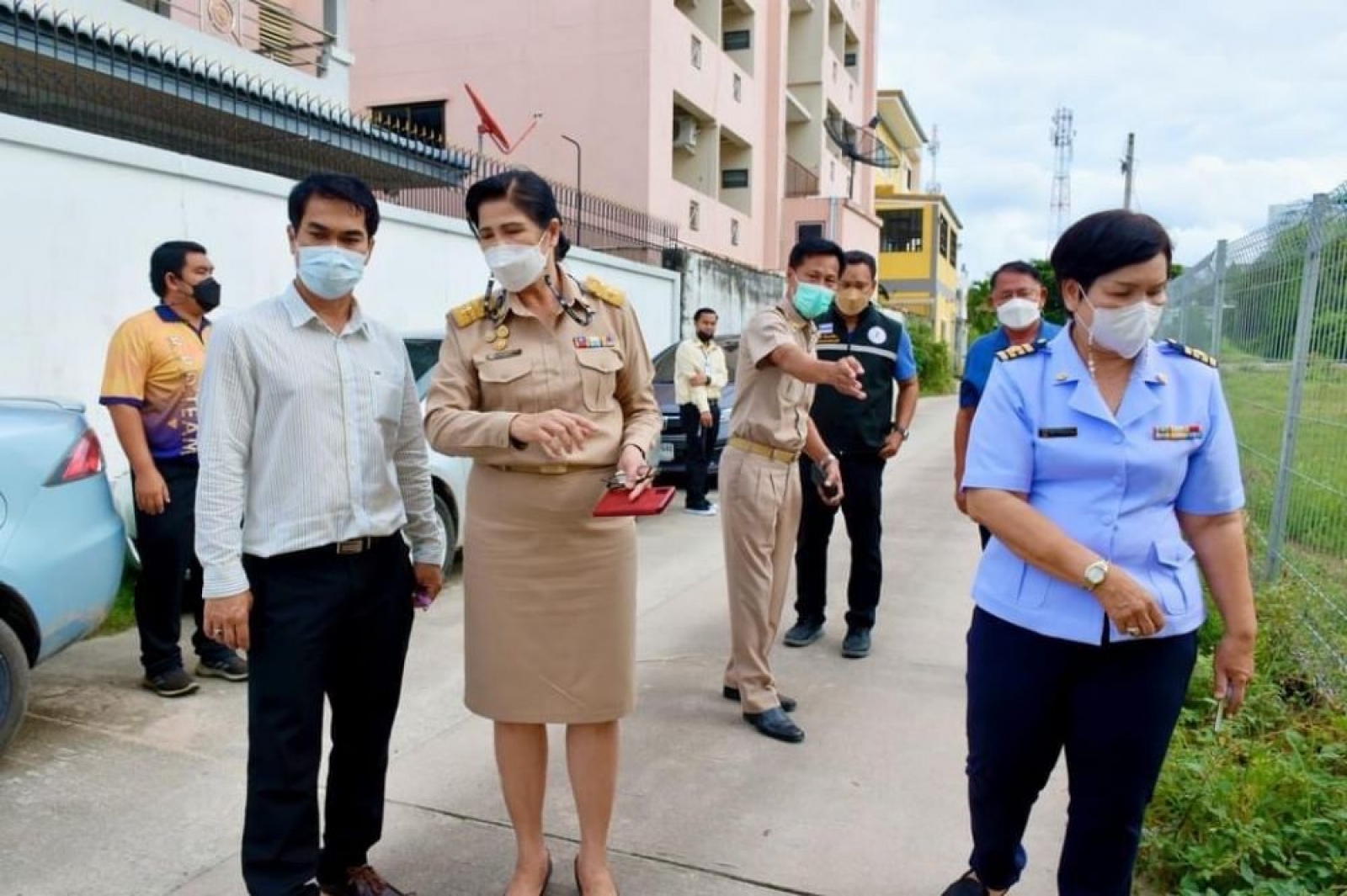 การสำรวจพื้นที่บริเวณถนนหน้าโรงเรียนราษฏร์ประดิษฐ์วิทยา เพื่อดำเนินการปรับปรุง แก้ไข ปัญหาน้ำไหลซึมล้นบนถนน