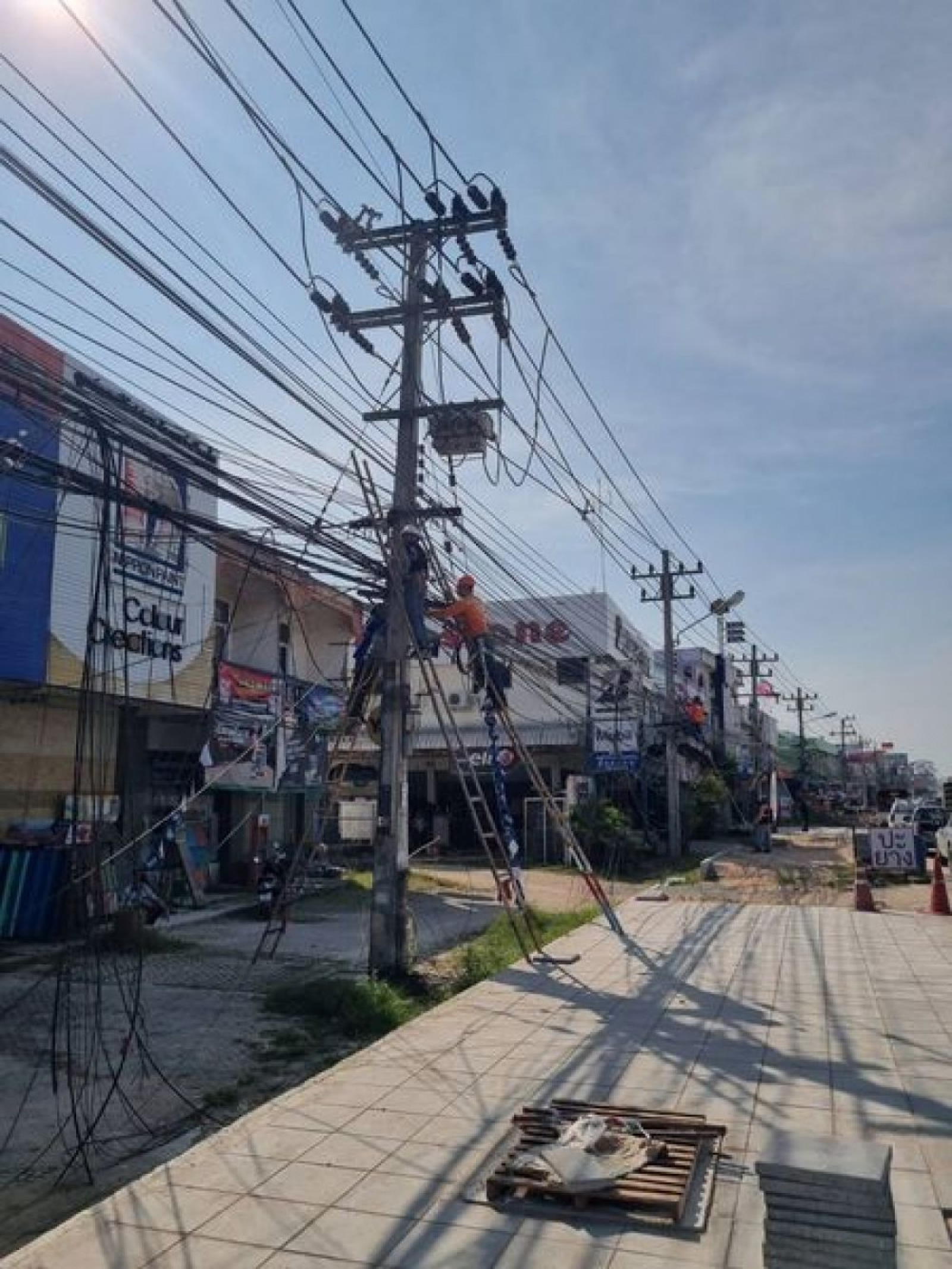 การไฟฟ้าส่วนภูมิภาคจอมเทียนร่วมกัน กสทช. และผู้ประกอบการสายสื่อสารเข้าร่วมดำเนินการจัดระเบียบสายสื่อสาร