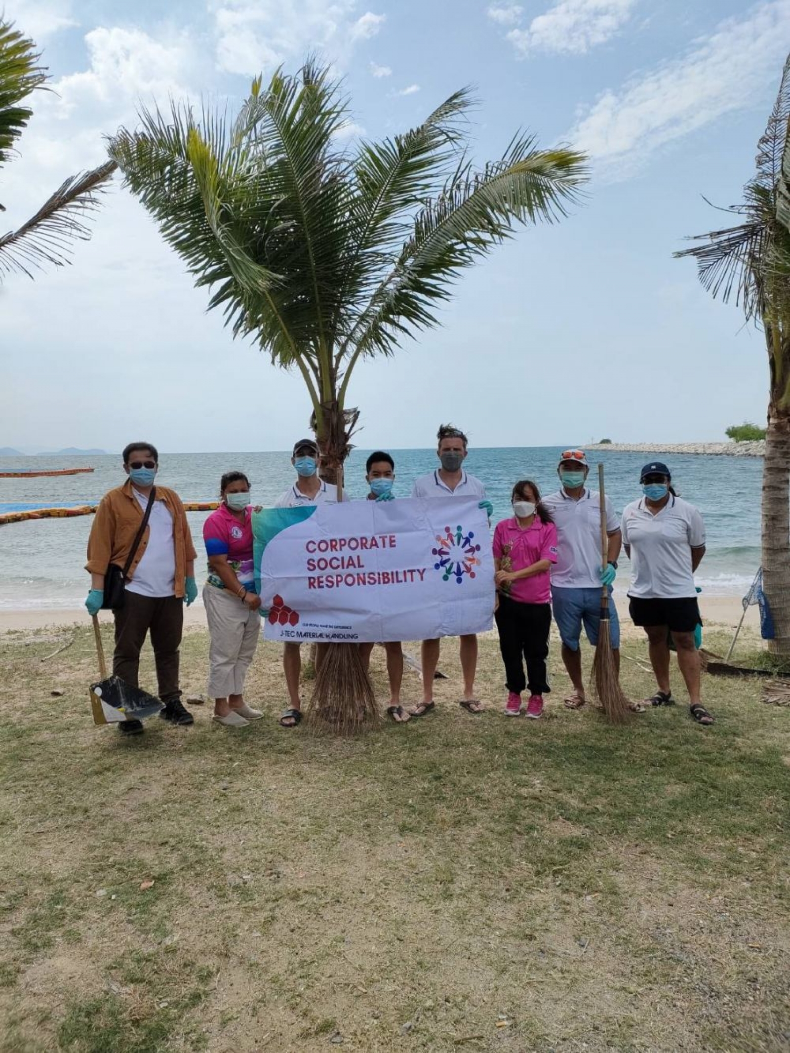 เรื่อง กิจกรรมเก็บขยะชายหาดบ้านอำเภอ