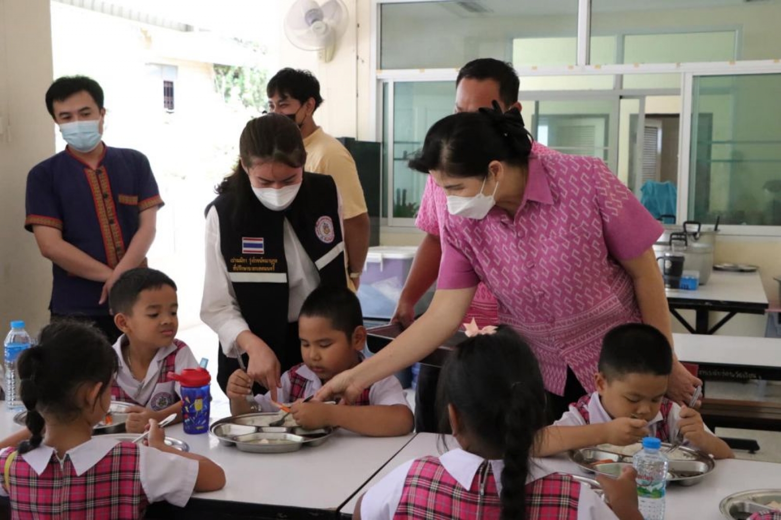 การลงพื้นที่ตรวจเยี่ยมบุคลากร พร้อมเลี้ยงอาหารกลางวันเด็ก ณ ณ โรงเรียนอนุบาลเทศบาลตำบลนาจอมเทียน หมู่ที่ 9 ตำบลนาจอมเทียน อำเภอสัตหีบ จังหวัดชลบุรี