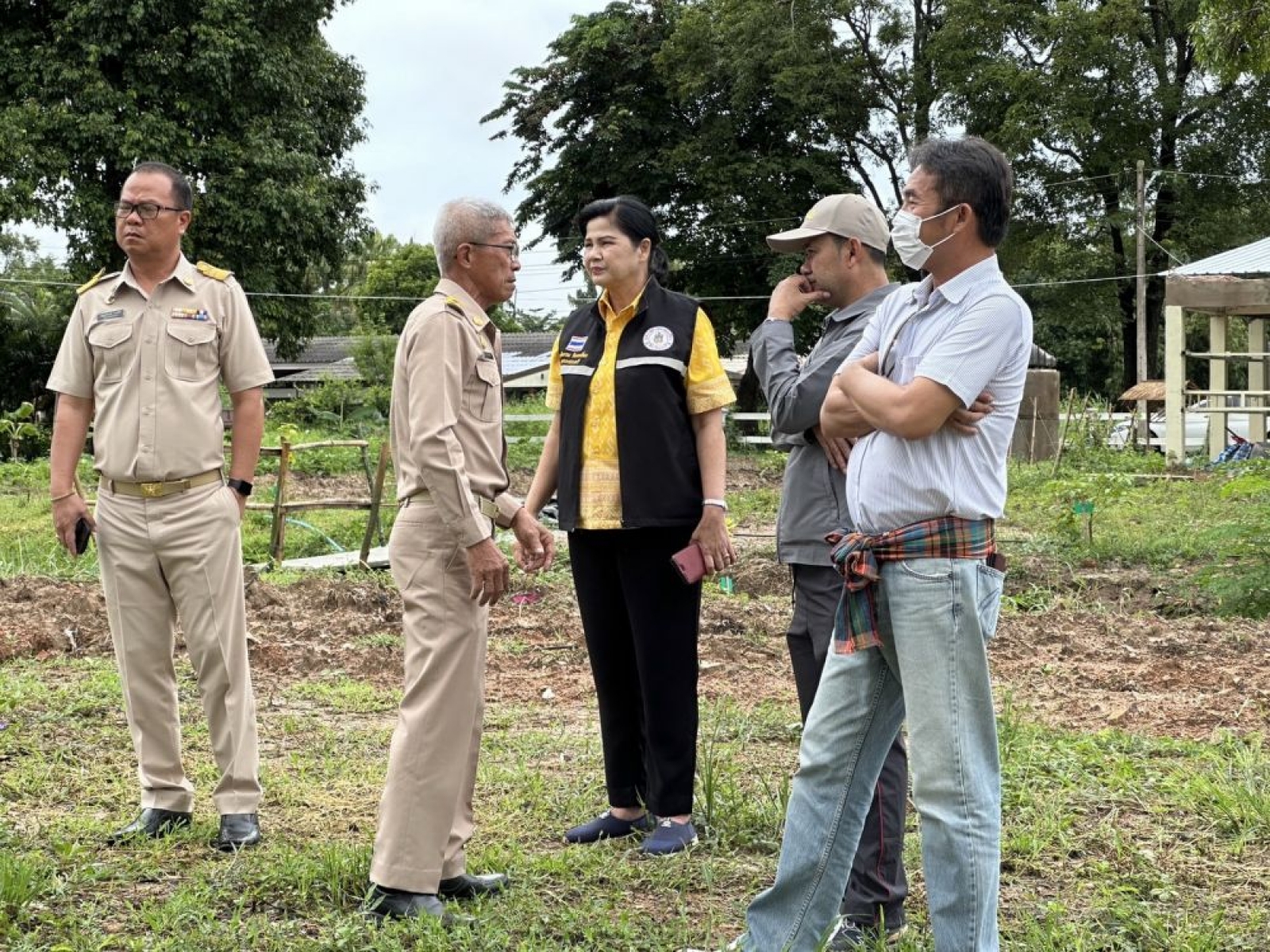นางสาวระพี่พรรณ รันเหลี่ยม นายกเทศมนตรีตำบลนาจอมเทียน รองนายกเทศมนตรี ผู้อำนวยการ รองผู้อำนวยการ อาจารย์ วิทยาลัยเกษตรฯ กองช่าง งานป้องกันและบรรเทาสาธารณภัย ร่วมตรวจสอบฝ่ายน้ำล้น ณ วิทยาลัยเทคโนโลยี เพื่อหาทาง ป้องกันมวลน้ำฝนตกลงมาเป็นจำนวนมาก