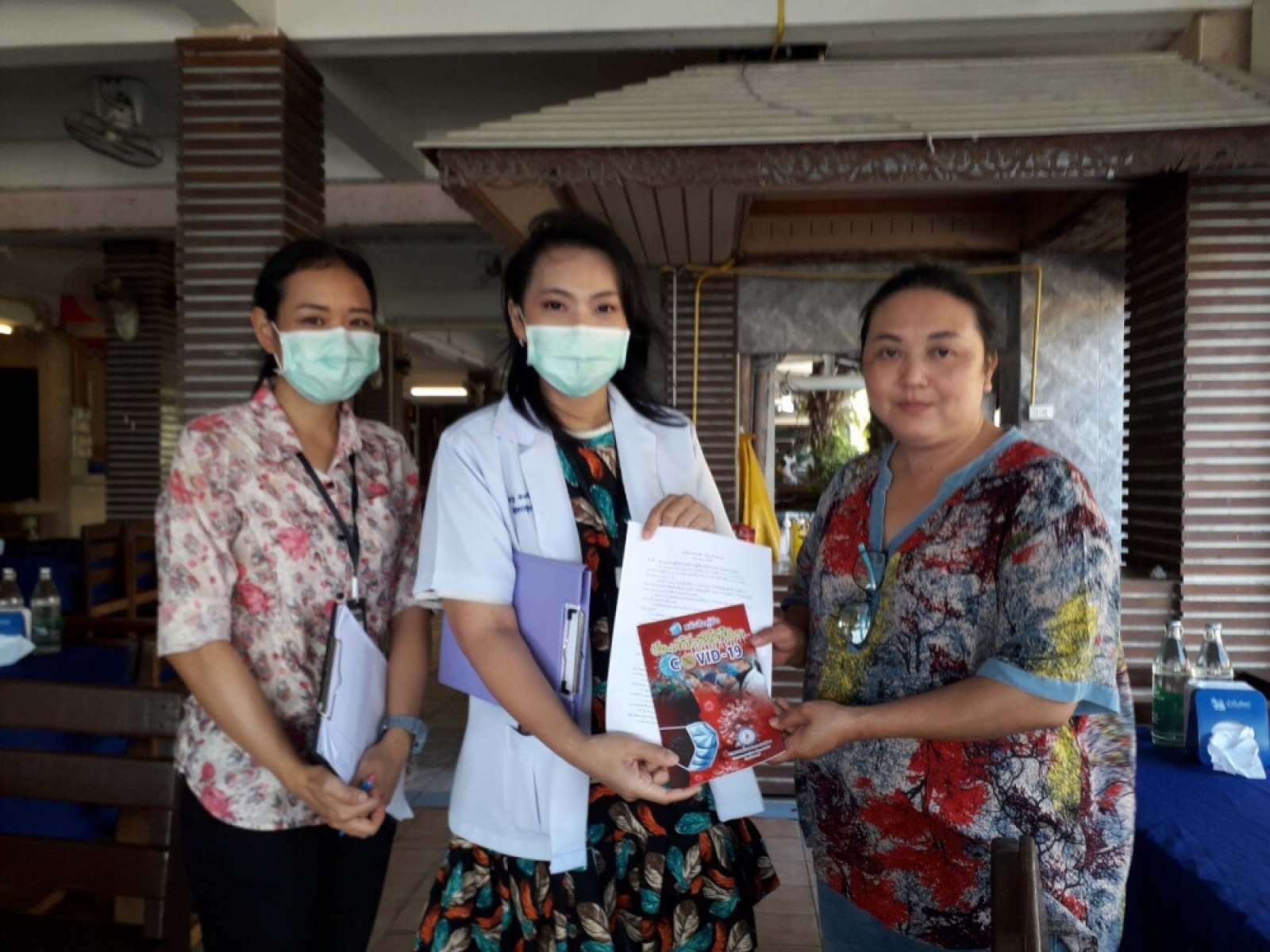 กองสาธารณสุขและสิ่งแวดล้อม ลงพื้นที่ให้ความรู้และให้คำแนะนำสถานประกอบการสถานที่จำหน่ายอาหาร เพื่อเป็นการส่งเสริมการดำเนินกิจกรรมของผู้ประกอบการและส่งเสริมให้ประชาชนปลอดภัยจากการติดเชื้อของโรคโควิด - 19 