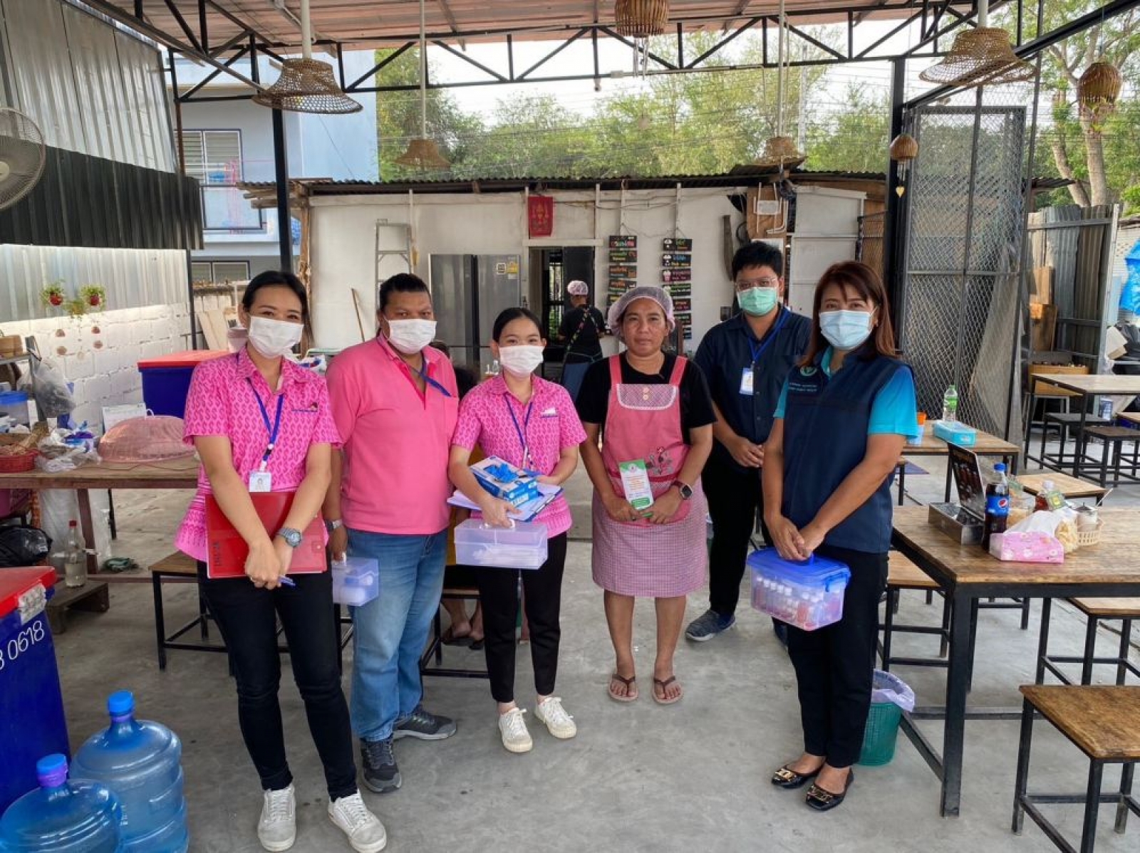  กิจกรรมตรวจสารปนเปื้อนในภาชนะ/อาหาร  โดยกองสาธารณสุขและสิ่งแวดล้อม ร่วมกับเจ้าหน้าที่โรงพยาบาลส่งเสริมสุขภาพตำบลนาจอมเทียนได้ดำเนินการสุ่มตรวจสารปนเปื้อนในภาชนะใส่อาหาร ภาชนะสัมผัสอาหาร ด้วยชุดทดสอบน้ำยาตรวจเชื้อแบคทีเรียโคลิฟอร์มแบคทีเรีย SI-2 ให้กับผู้