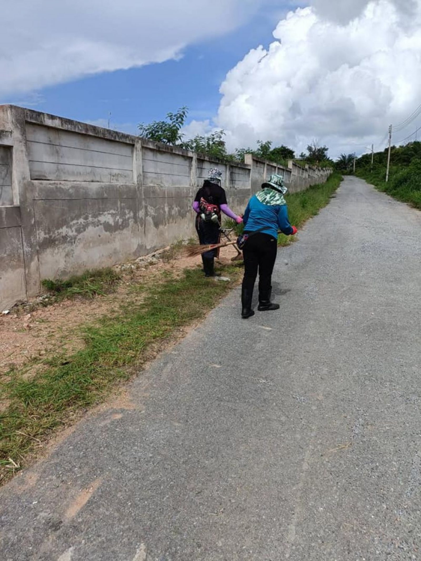 กองช่างดำเนินการตัดต้นไม้ที่ล้มทับบ้านชุมชนชายทะเล ตรวจสอบระบบไฟฟ้าเบื้องต้น พบฟิวส์แรงสูงตก แจ้งไฟฟ้าแล้ว ตัดหญ้าซอยนาจอมเทียน 25