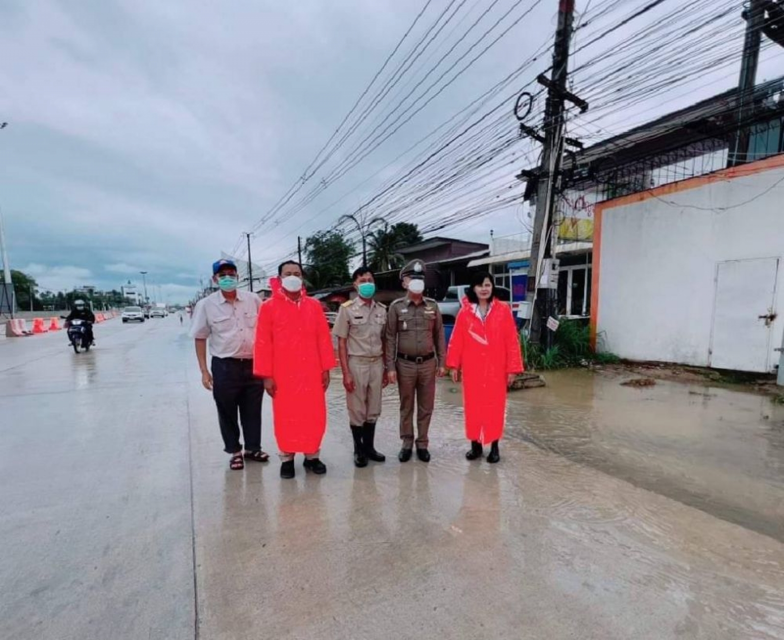 ลงพื้นที่ติดตามดูการระบายน้ำหลังฝนตกหนักที่จุดเฝ้าระวังน้ำท่วมในเขตตำบลนาจอมเทียน