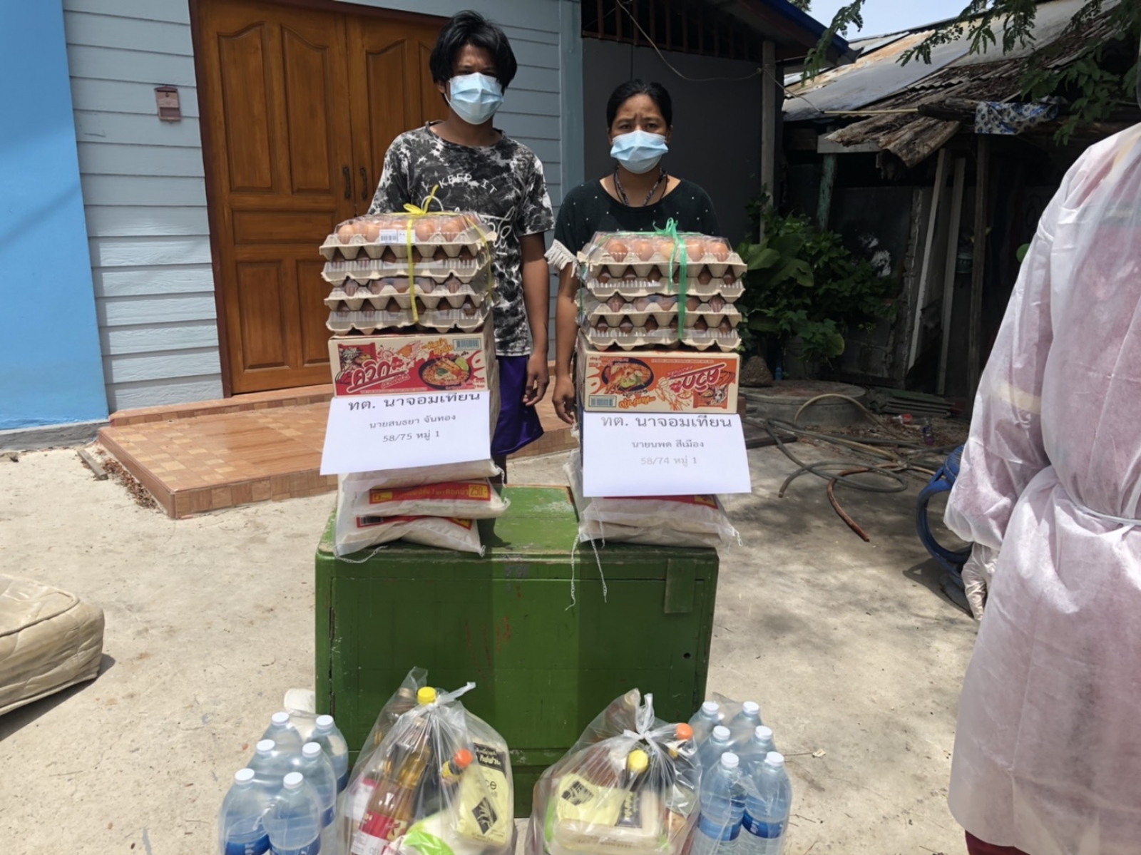ดำเนินการนำข้าวสารอาหารแห้งแจกจ่ายให้กับผู้สัมผัสเสี่ยงสูงจาก โรคโควิด-19