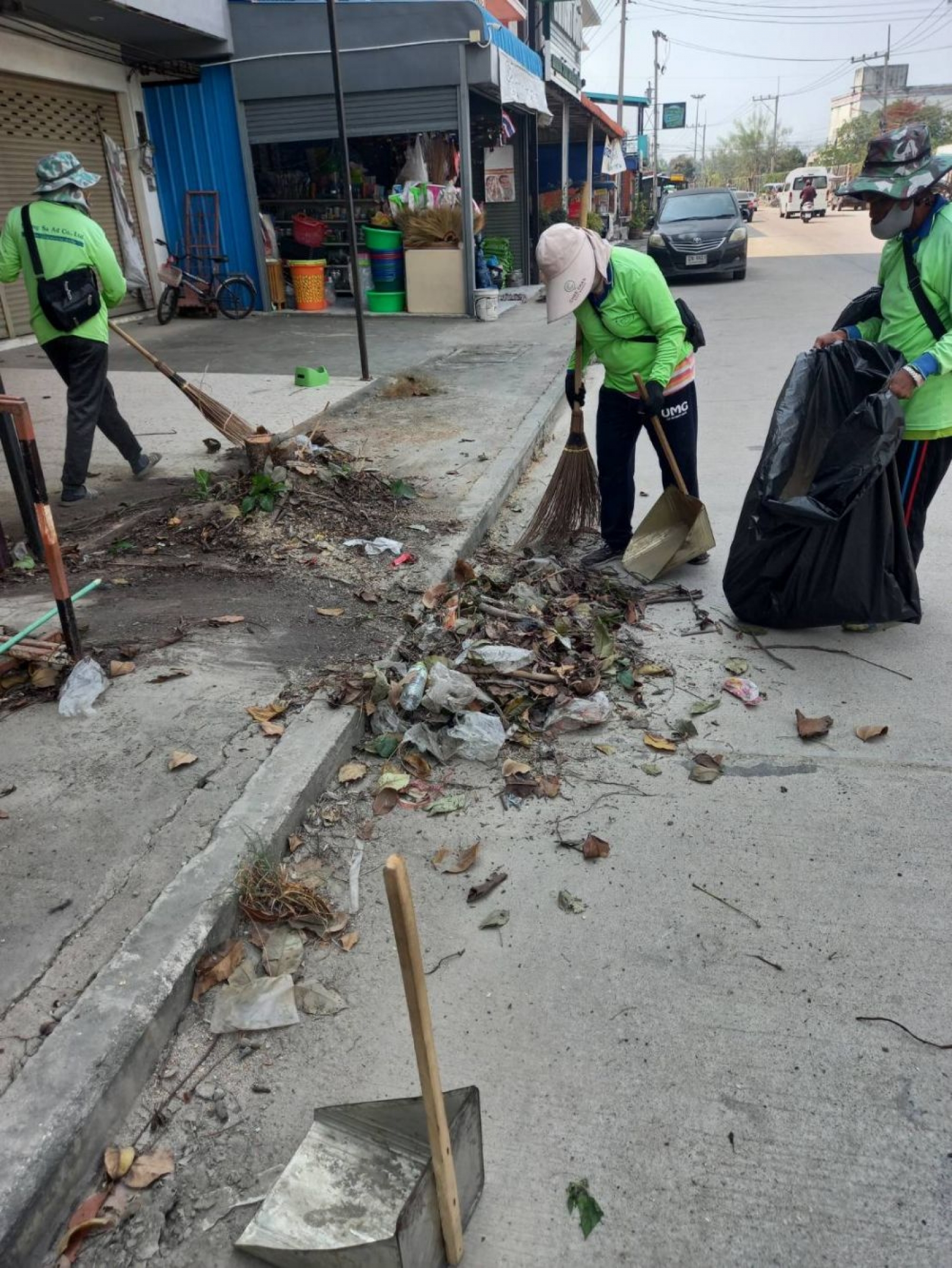 การทำความสะอาดบริเวณปากทางบ้านเอื้ออาทร