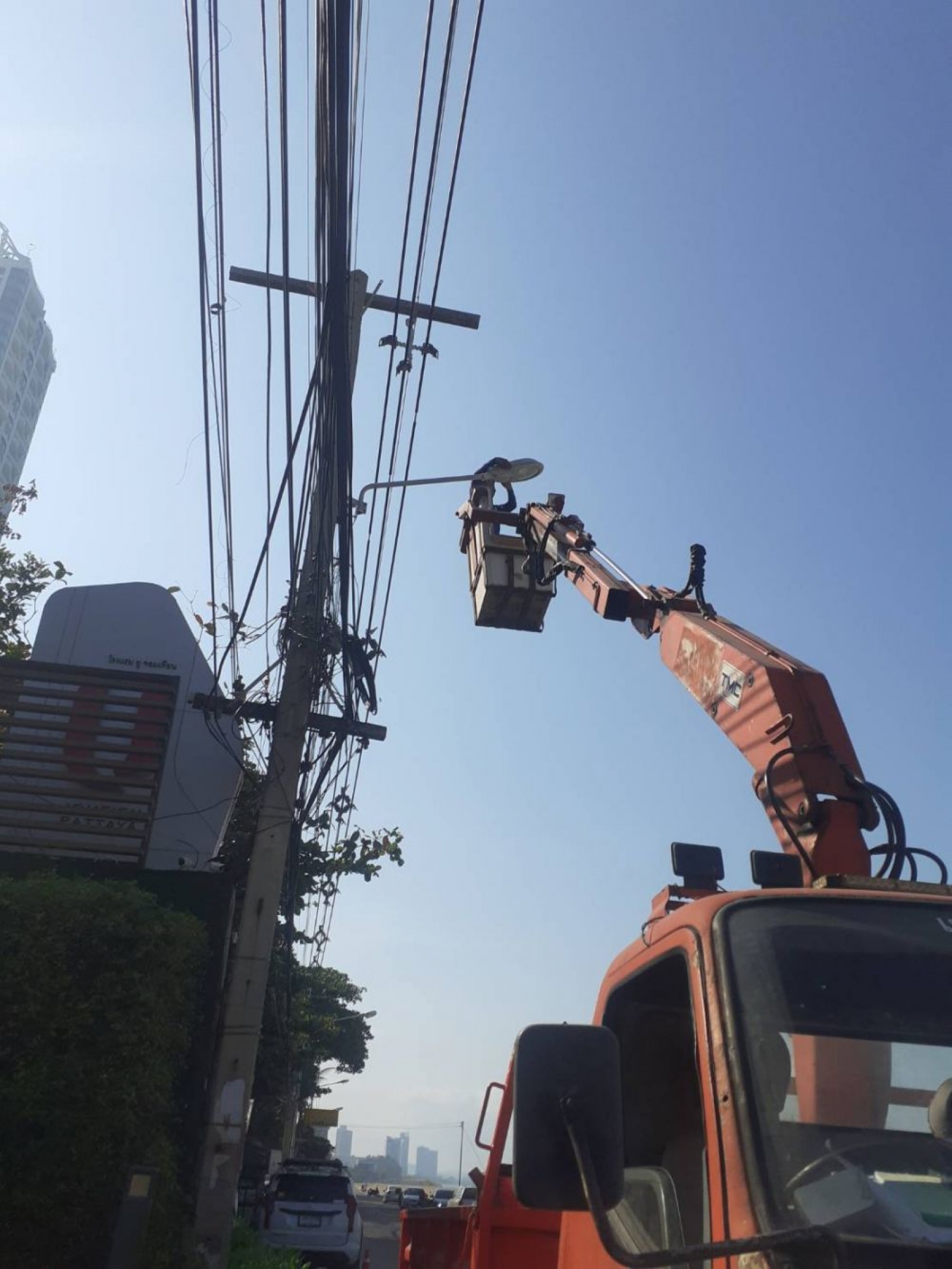  เจ้าหน้าที่งานกองช่าง - เคลียร์พื้นที่สาธารณะตรงข้ามวัดนาจอมเทียนต่อ - ตัดกิ่งมะพร้าวแห้งชายหาดบ้านอำเภอ - ซ่อมท่อน้ำศูนย์บริการสาธารณสุข - ซ่อมไฟชายหาดนาจอมเทียน