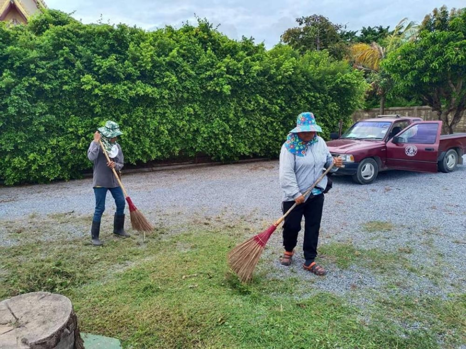 ดำเนินการซ่อมไฟซอยนาจอมเทียน 1 ตัดกิ่งไม้ซอยนาจอมเทียน 1 หมู่บ้านจอมทอง ตัดหญ้าบริเวณวัดอัมพาราม