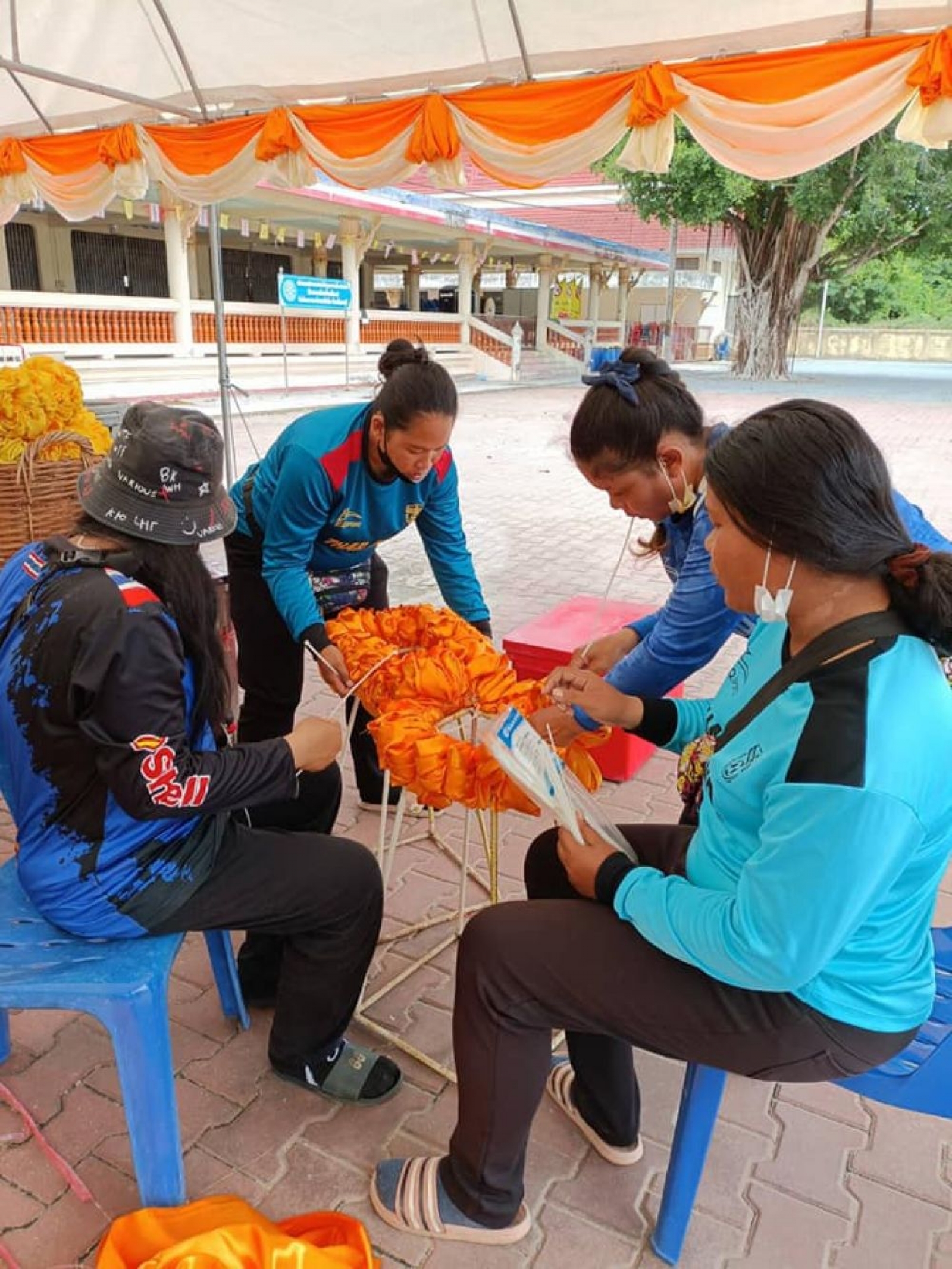 ดำเนินการตัดต้นไม้ล้ม  ตัดหญ้า ซ่อมไฟซอย ตั้งป้ายชำรุดชายหาดนาจอมเทียน จัดสถานที่งานแห่เทียนเข้าพรรษา ณ วัดอัมพาราม