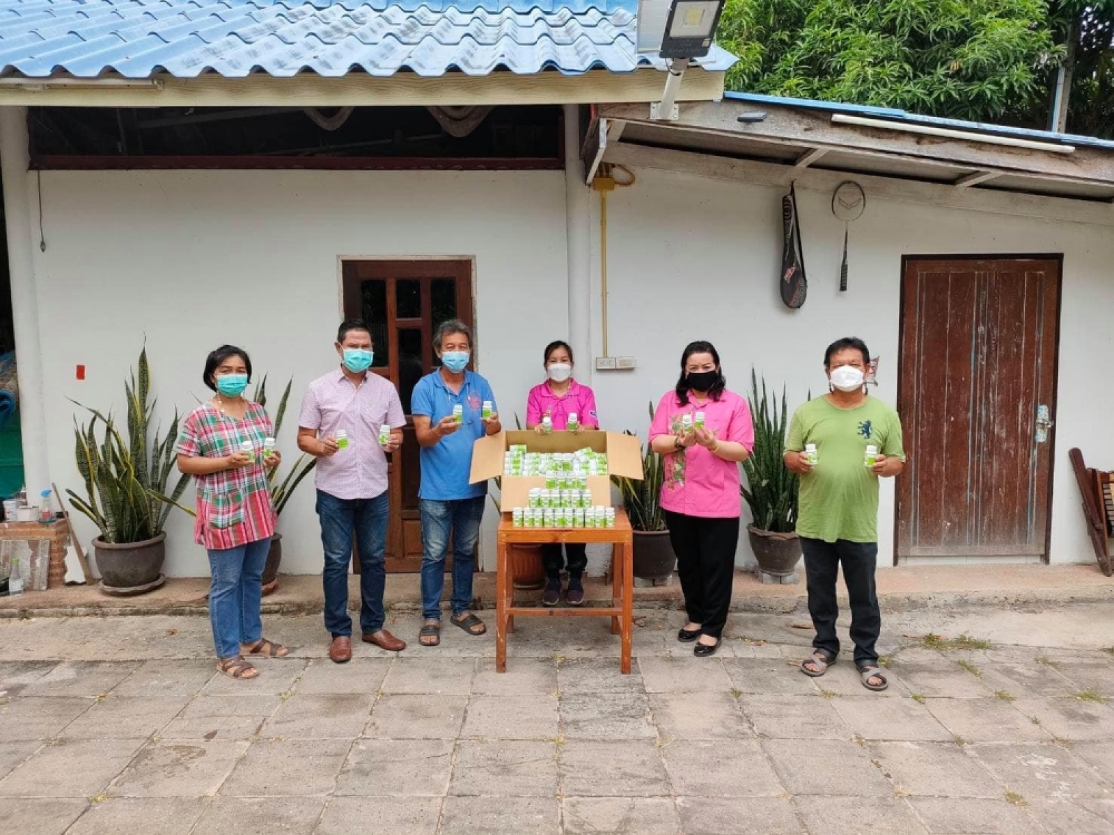 การรับมอบสมุนไพรฟ้าทะลายโจร จำนวน 30 กระปุก 