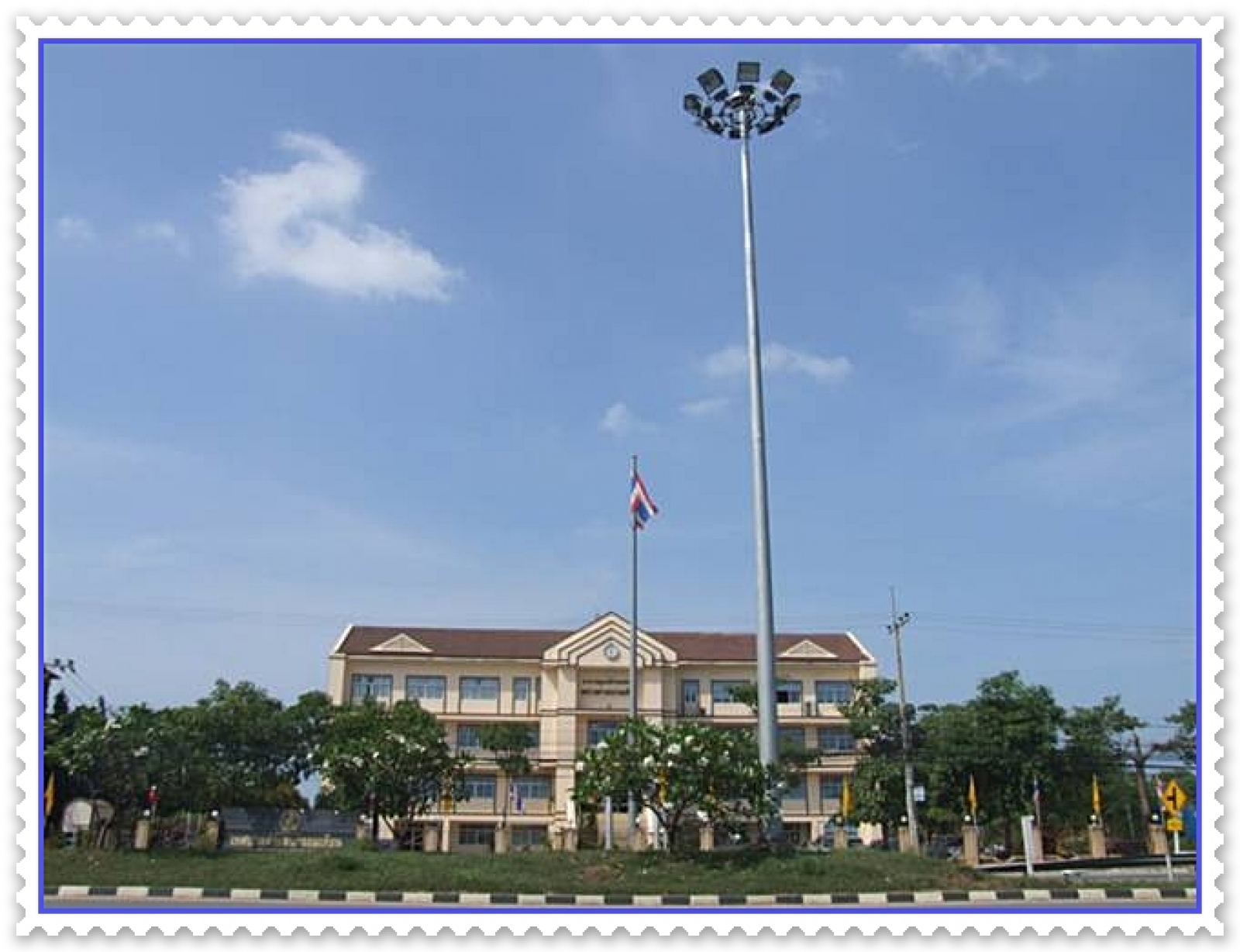 ไฟฟ้าสาธารณะส่องสว่าง High Mast บริเวณเกาะกลางถนนดับ