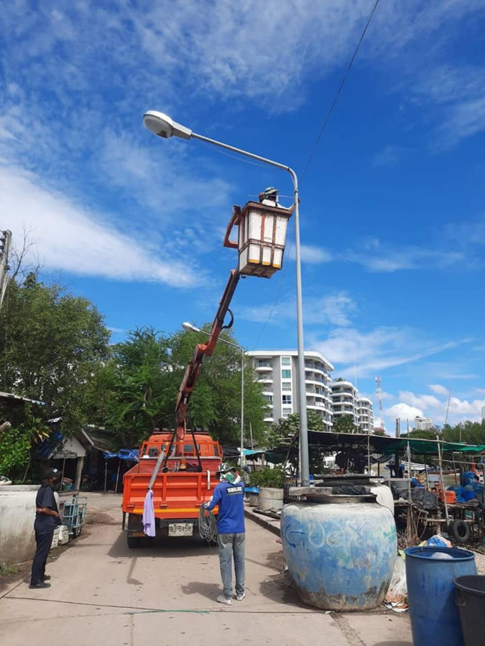 กองช่างดำเนินการซ่อมไฟซอยนาจอมเทียน 19 ติดตั้งเสาไฟฟ้าเพิ่มซอยชุมชนชายทะเล ซ่อมป้ายชายหาดนาจอมเทียน ดูแลทำความสะอาดสวนสาธารณะ 1 เก็บขยะสวนสาธารณะ 2 ทำความสะอาดสวนสาธารณะ 2
