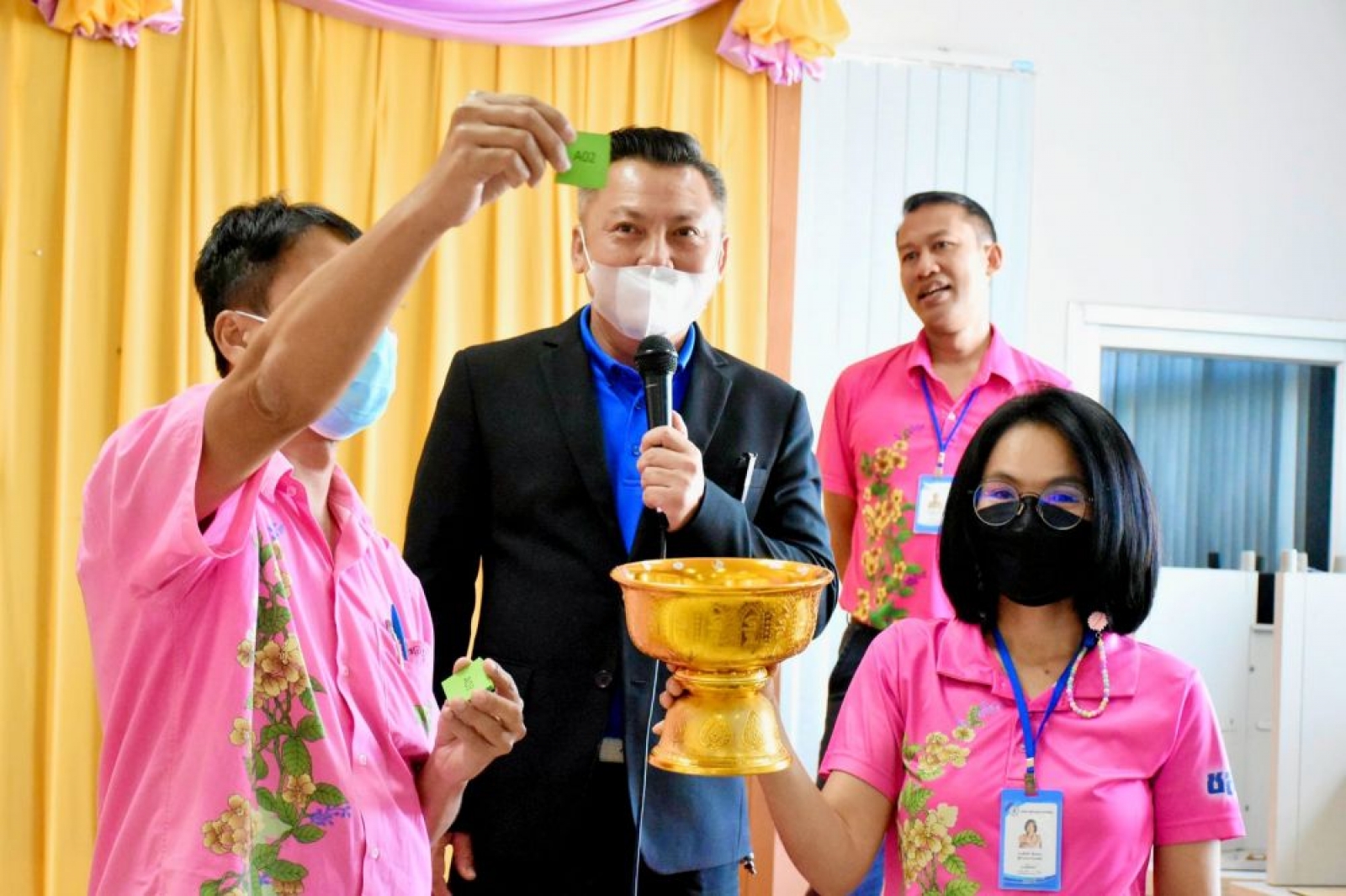การจับสลาก เพื่อคัดเลือกให้เป็นผู้ที่จำหน่ายสินค้าในที่หรือทางสาธารณะในพื้นที่เทศบาลตำบลนาจอมเทียน บริเวณชายหาดบ้านอำเภอ(โซน A B.C )