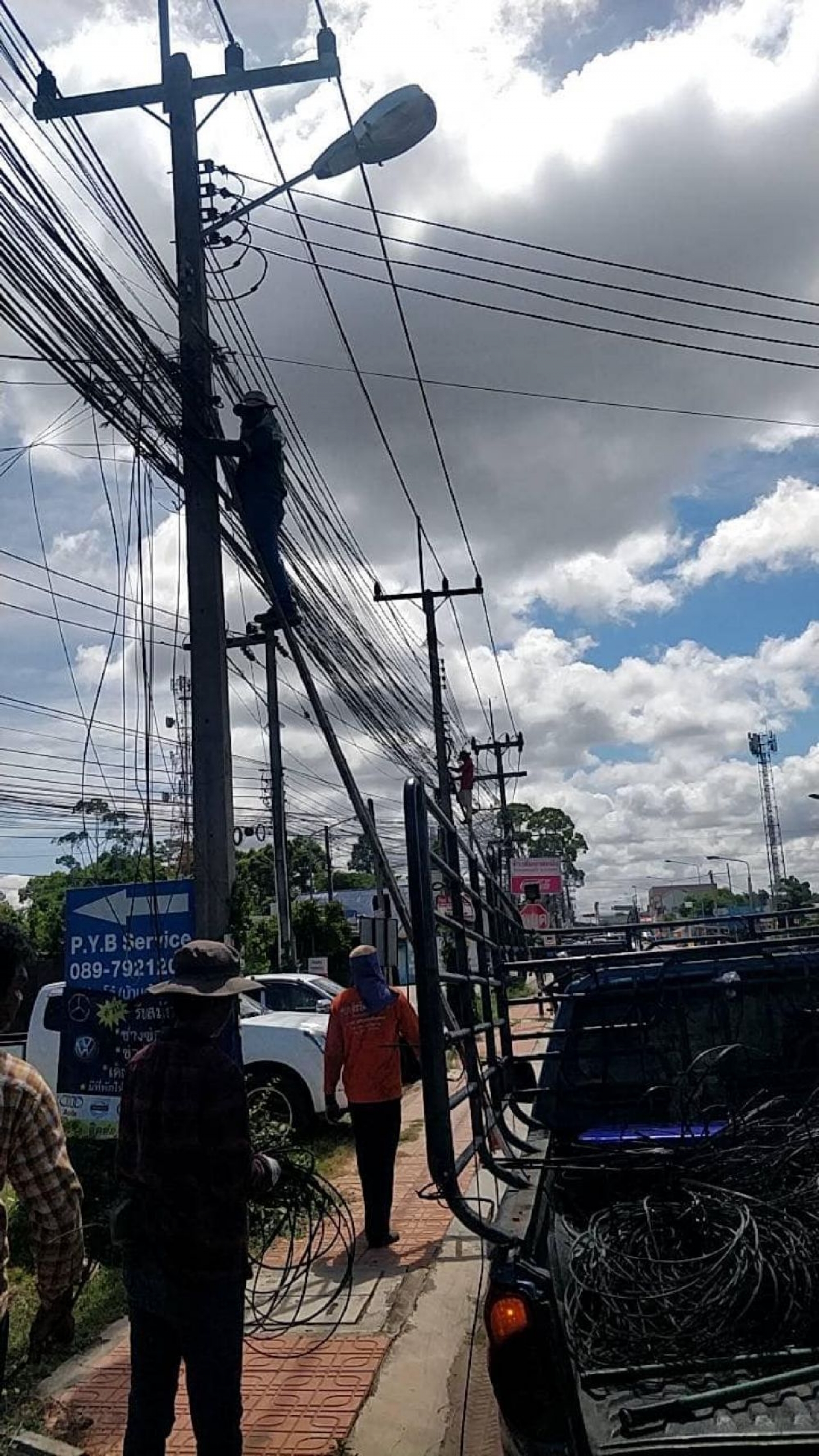 วันศุกร์ที่ 16 มิถุนายน 2566  การไฟฟ้าส่วนภูมิภาคจอมเทียน และผู้ประกอบการสายสื่อสาร ได้ร่วมกันดำเนินการจัดฯ