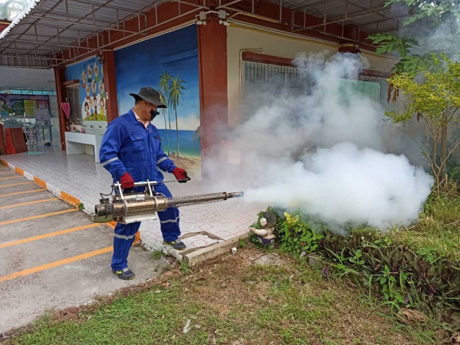กองสาธารณสุขและสิ่งแวดล้อม ออกดำเนินการพ่นหมอกควันกำจัดยุงลายเพื่อป้องกันโรคไข้เลือดออกและโรคชิกุนคุนย่า ในพื้นที่ม.1 หลังจากได้รับรายงาน จากรพสต.นาจอมเทียนพบผู้ป่วย เป็นโรคชิกุนคุนย่า จำนวน1ราย