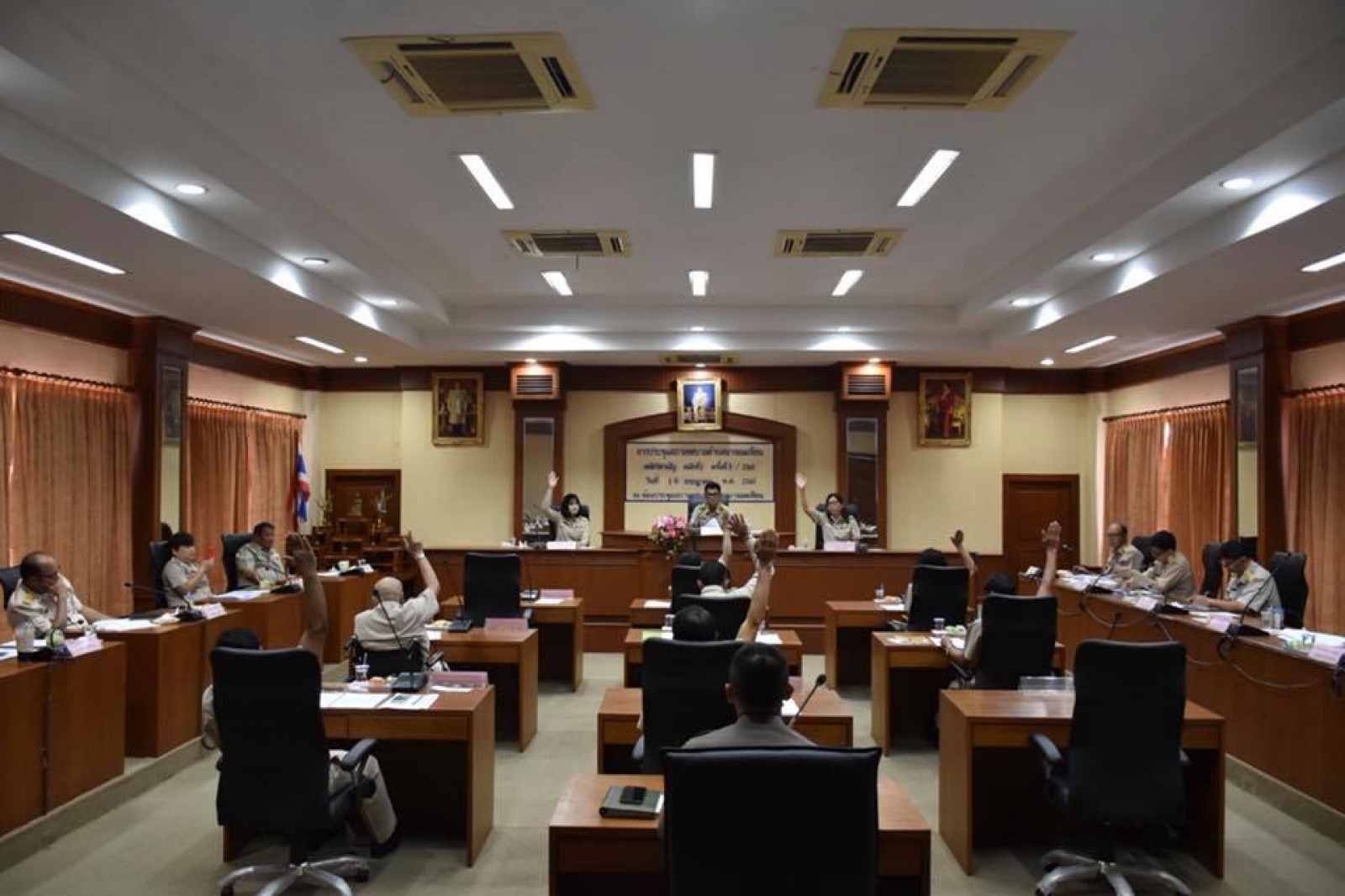 การประชุมสภาเทศบาลตำบลนาจอมเทียน 