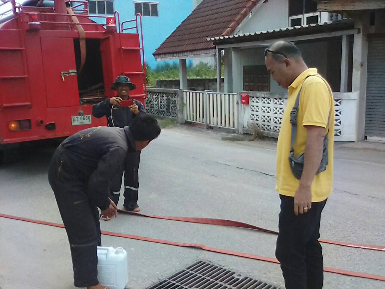 เทศบาลตำบลนาจอมเทียน ออกทำความสะอาดท่อระบายน้ำ