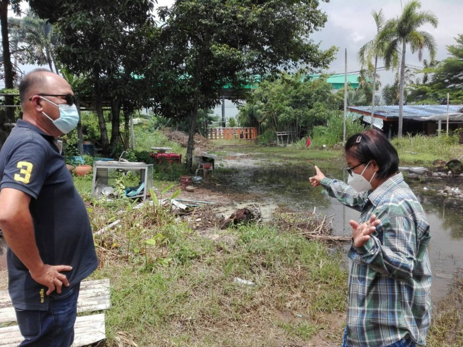 ทำการช่วยเหลือ สูบน้ำท่วมขังออกจากบ้านเรือนประชาชน พื้นที่หมู่ 4