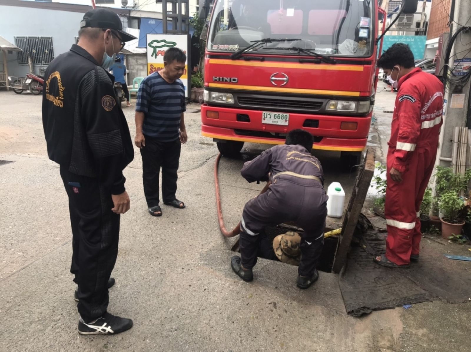 เทศบาลตำบลนาจอมเทียน ออกทำความสะอาด ขุดลอกท่อระบายน้ำ บริเวณตลาดบ้านอำเภอ