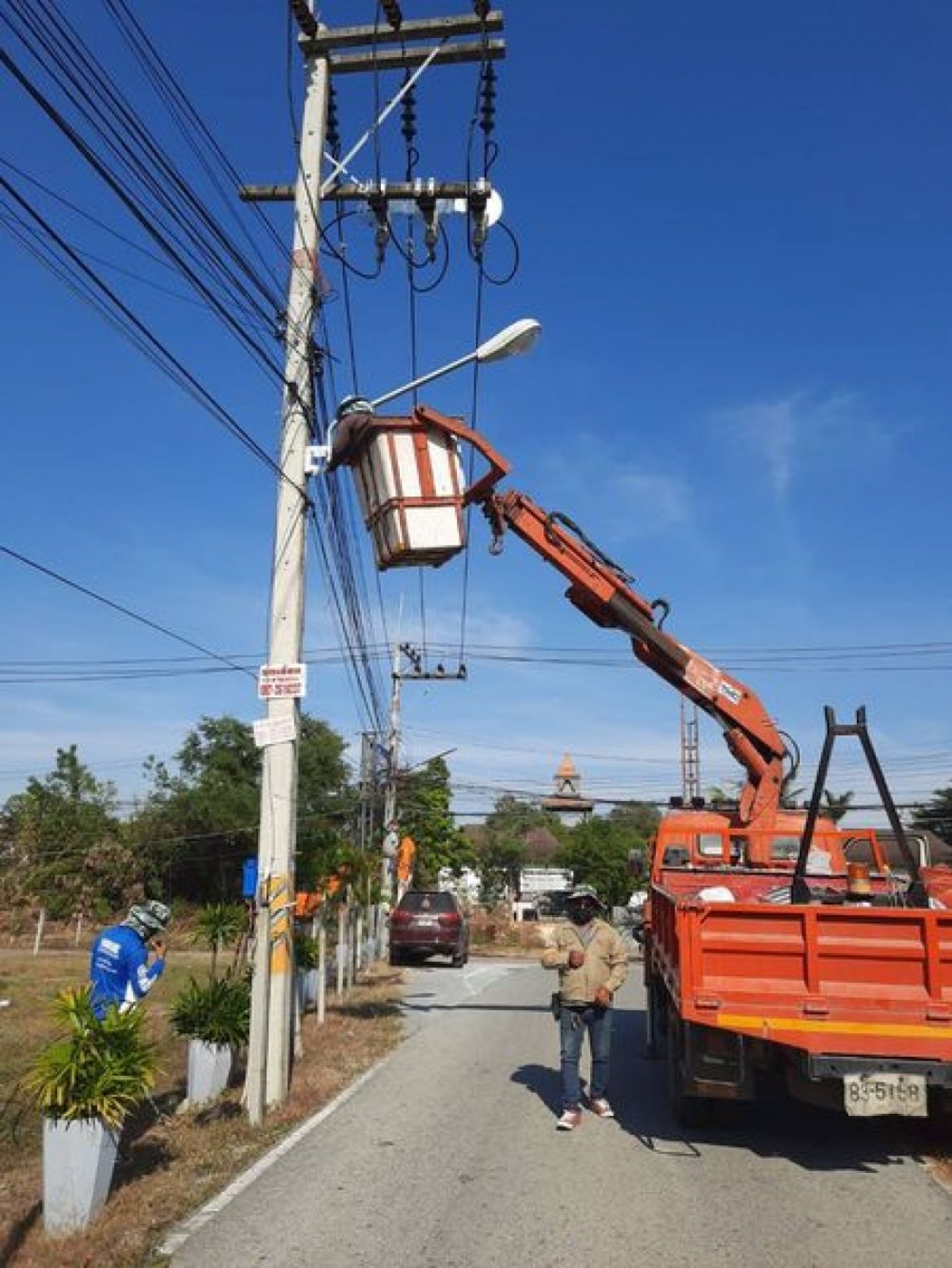เจ้าหน้าที่กองช่างดำเนินการนำไฟส่่องทางติดตั้งบริเวณซอยนาจอมเทียน 6/1