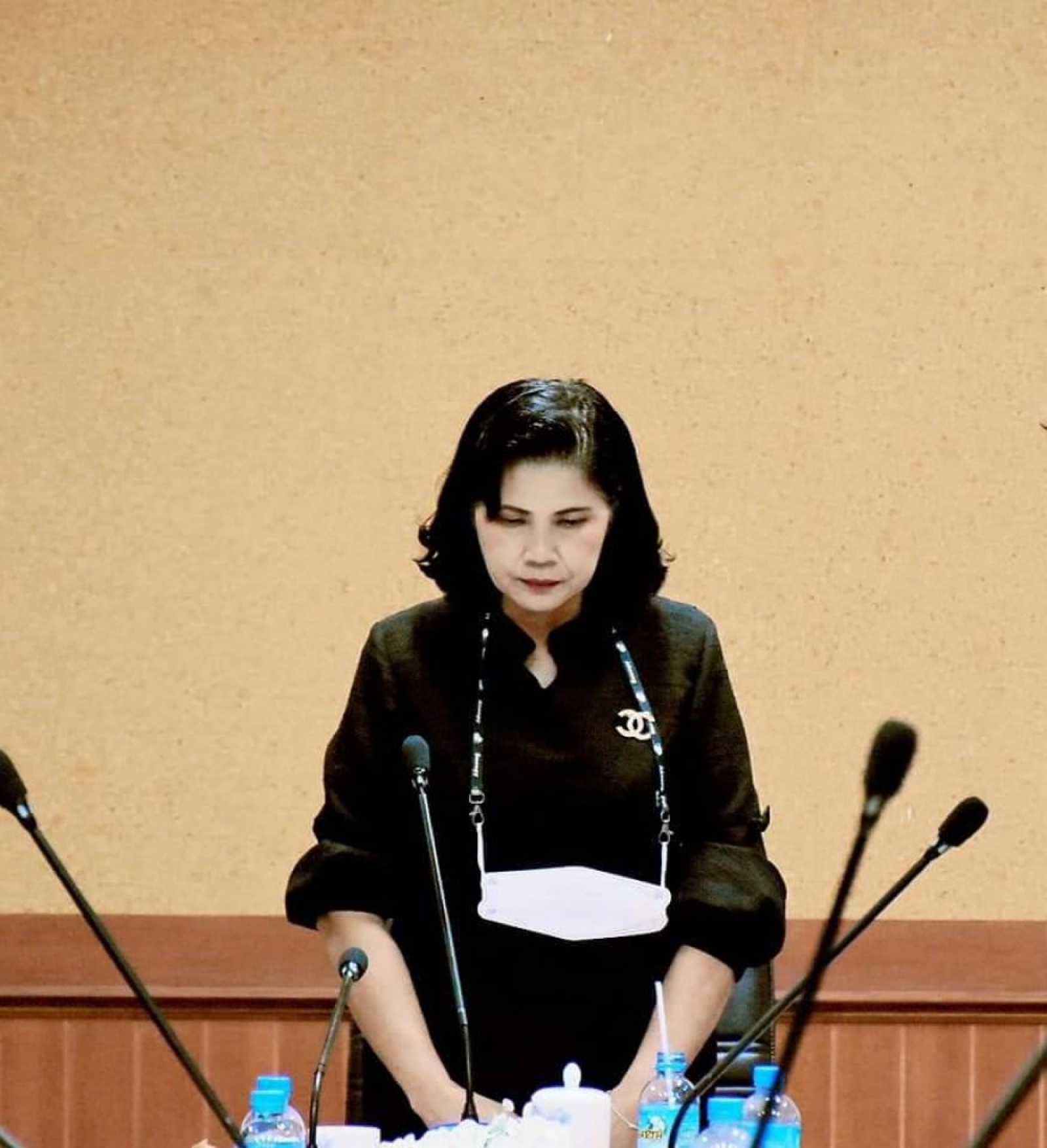 การประชุมคณะผู้บริหารและหัวหน้าส่วนราชการเทศบาลตำบลนาจอมเทียน พร้อมยืนไว้อาลัยกับเหตุการณ์ในจ.หนองบัวลำภู