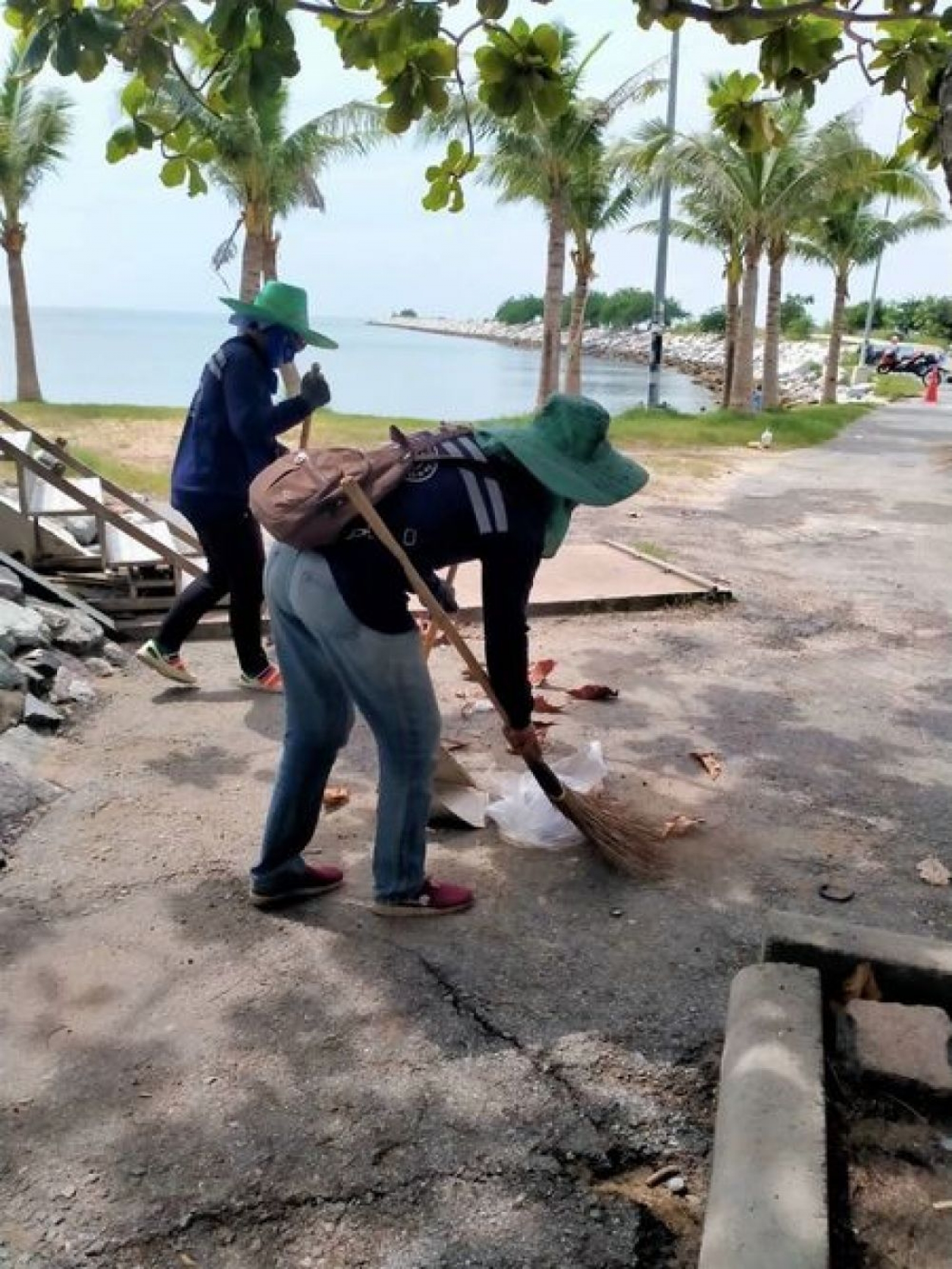 การเก็บกวาดทำความสะอาดชายหาดและที่สาธารณะ  