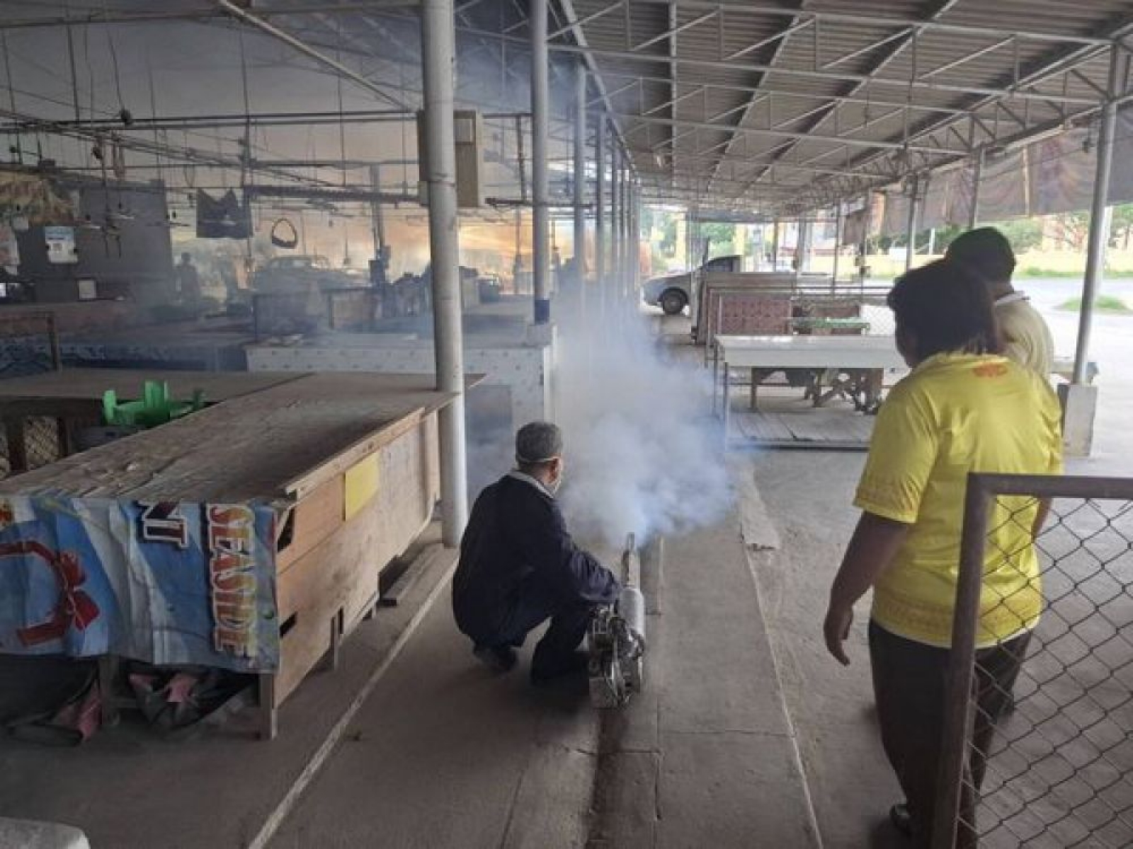 ลงพื้นที่พ่นหมอกควันกำจัดยุงลายในเขตเทศบาลตำบลนาจอมเทียน