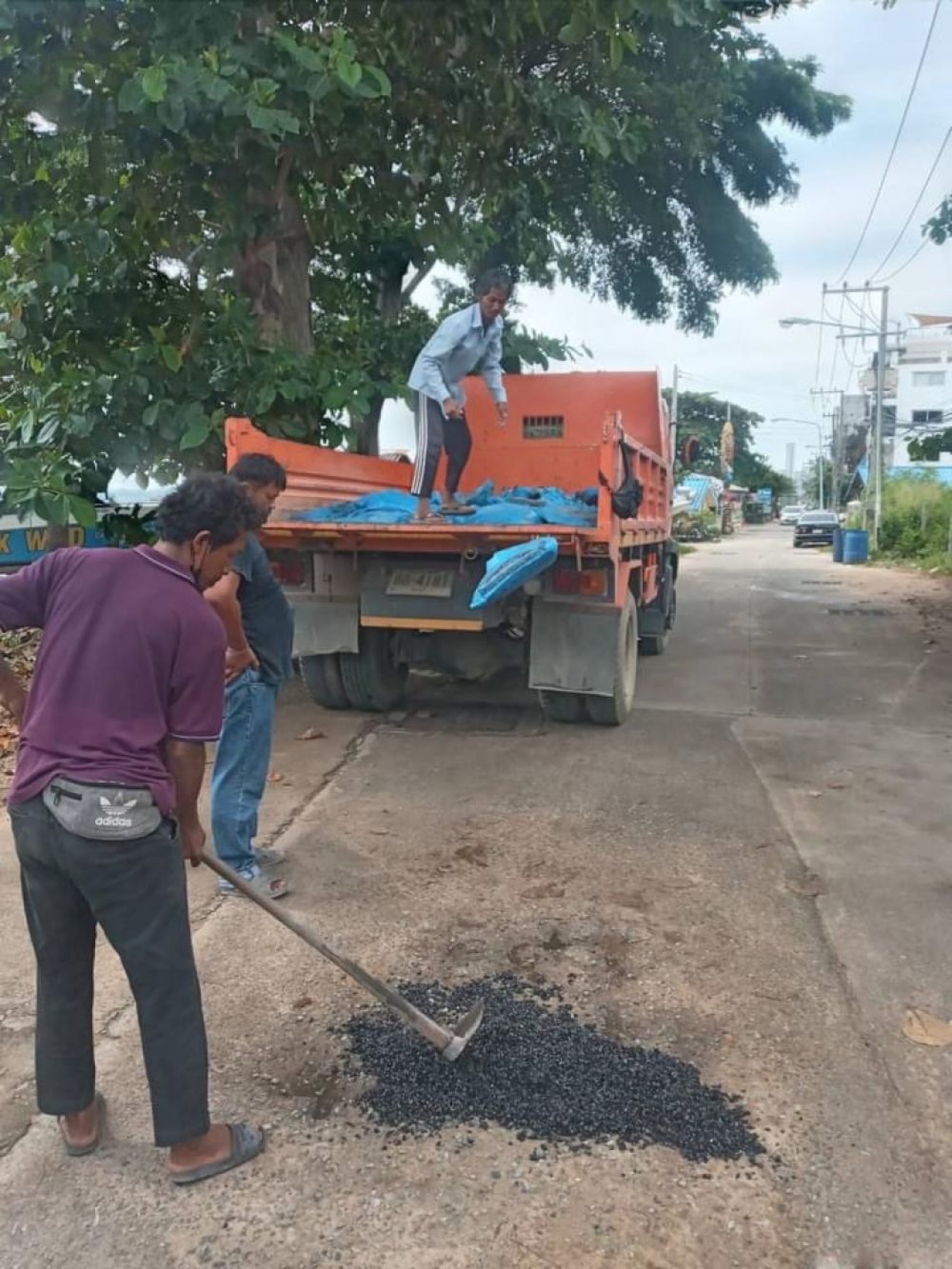 วันพฤหัสบดีที่ 22 กันยายน 2565  เรื่อง นำยางมะตอยปะถนนซอยนาจอมเทียน 8 ซ่อมไฟซอยนาจอมเทียน