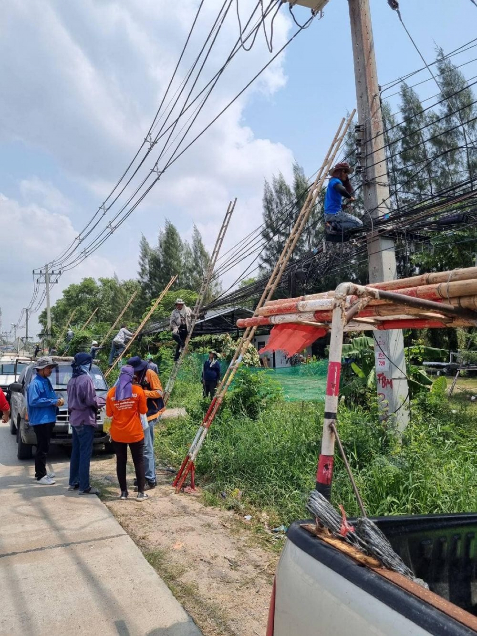 การไฟฟ้าส่วนภูมิภาคจอมเทียน และผู้ประกอบการสายสื่อสาร ร่วมดำเนินการจัดระเบียบสายสื่อสาร และปรับปรุงระบบจำหน่ายไฟฟ้า ในพื้นที่ตำบลนาจอมเทียน 