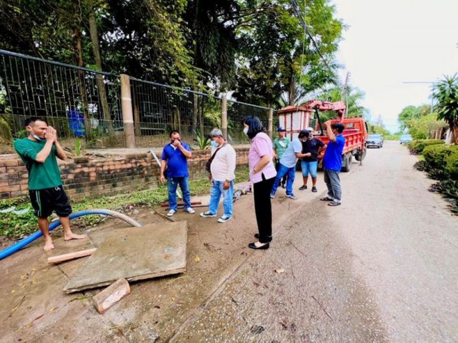 การลงพื้นที่สำรวจในกรณี น้ำผุดจากท่อระบายน้ำส่งผลทำให้น้ำเอ่อท่วมถนนซอยนาจอมเทียน 21     