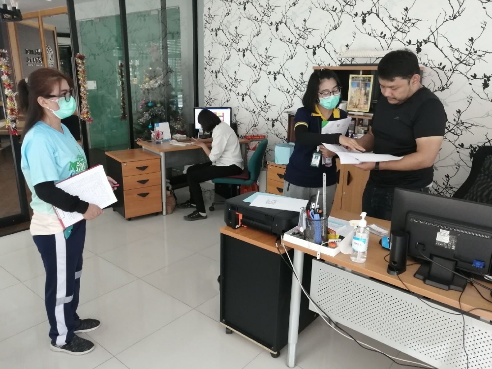 กองสาธารณสุขและสิ่งแวดล้อมงานศูนย์บริการสาธารณสุข ลงพื้นที่ดำเนินการแบบเชิงรุกให้คำแนะนำกับสถานประกอบการ
