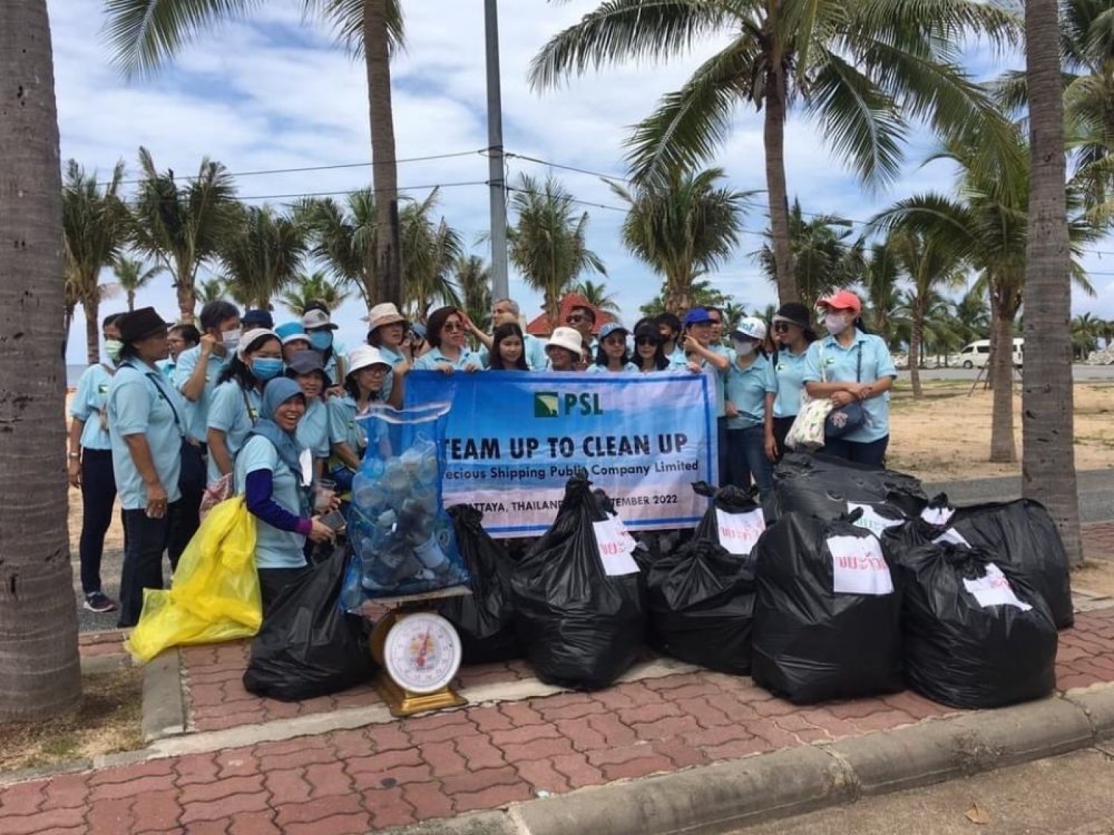 กิจกรรมเก็บขยะชายหาดบ้านอำเภอ(CSR)