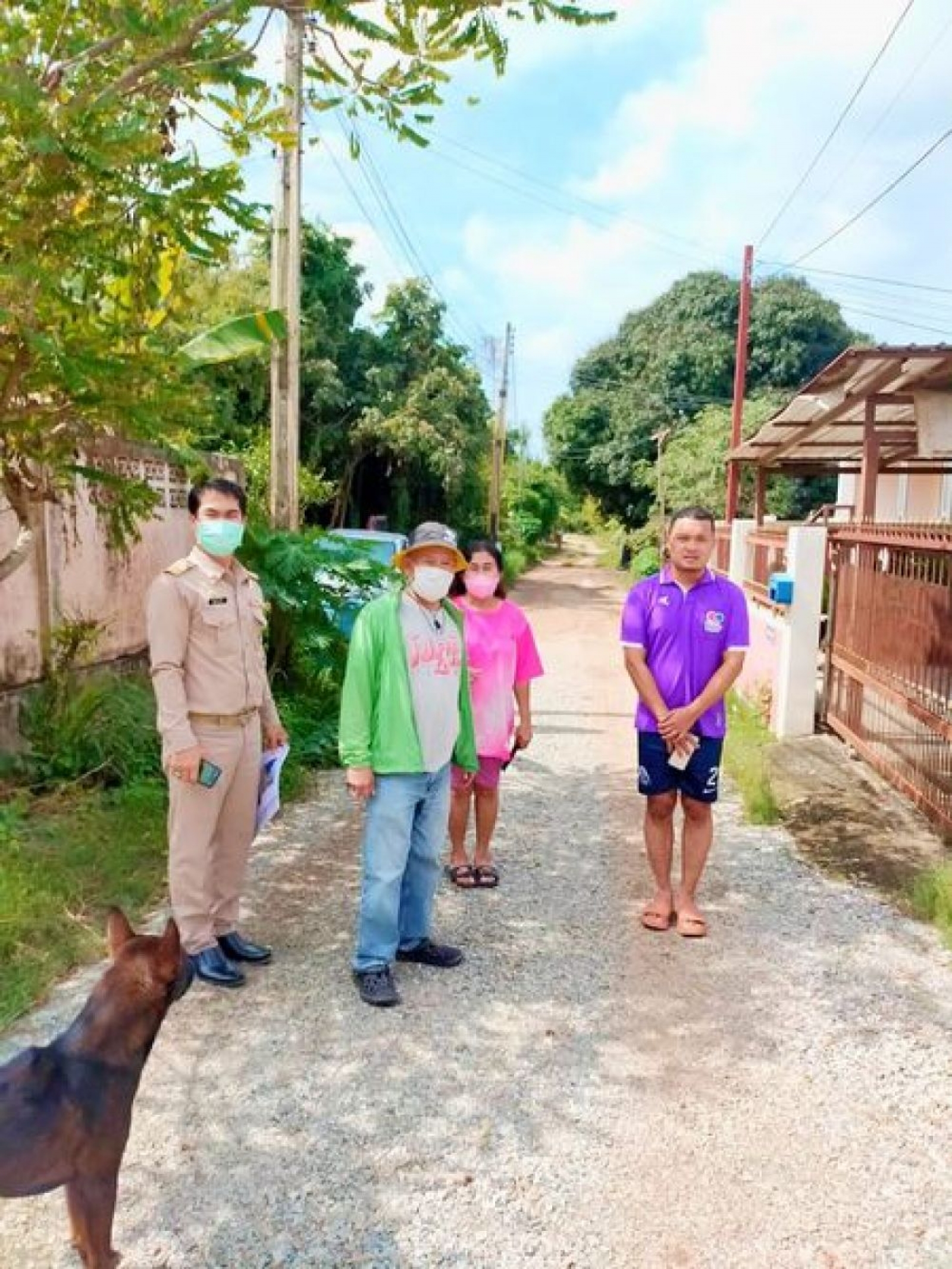 สำรวจเส้นทางถนนคอนกรีตและไฟฟ้าส่องนำทางต่อเชื่อมเข้าสู่หมู่บ้านชุมชน ม.1 ต.นาจอมเทียน 