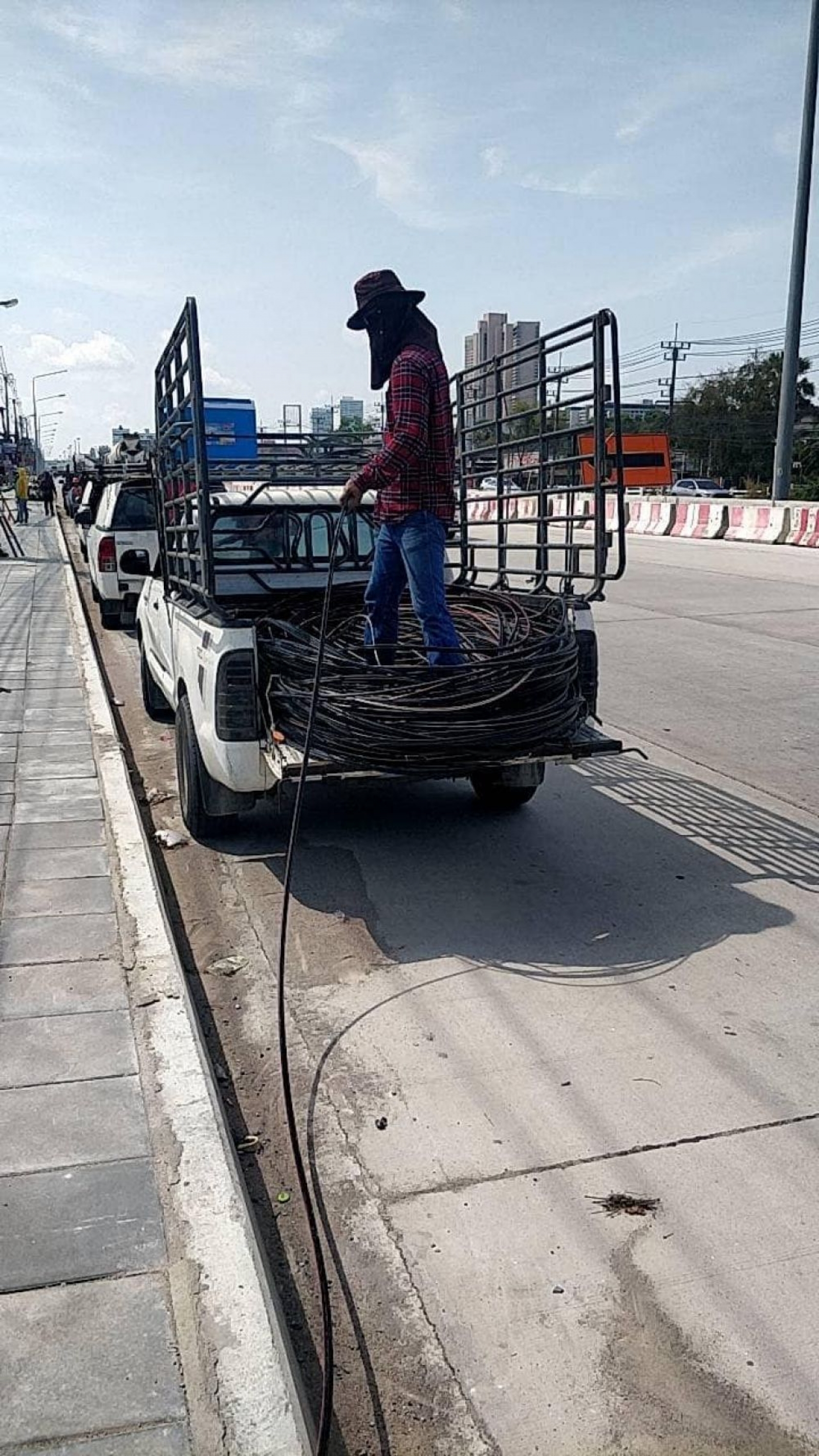  การไฟฟ้าส่วนภูมิภาคจอมเทียน และผู้ประกอบการสายสื่อสาร ได้เข้าร่วมดำเนินการจัดระเบียบสายสื่อสาร,ปรับปรุงระบบจำหน่ายไฟฟ้า บริเวณการเคหะเเห่งชาติ