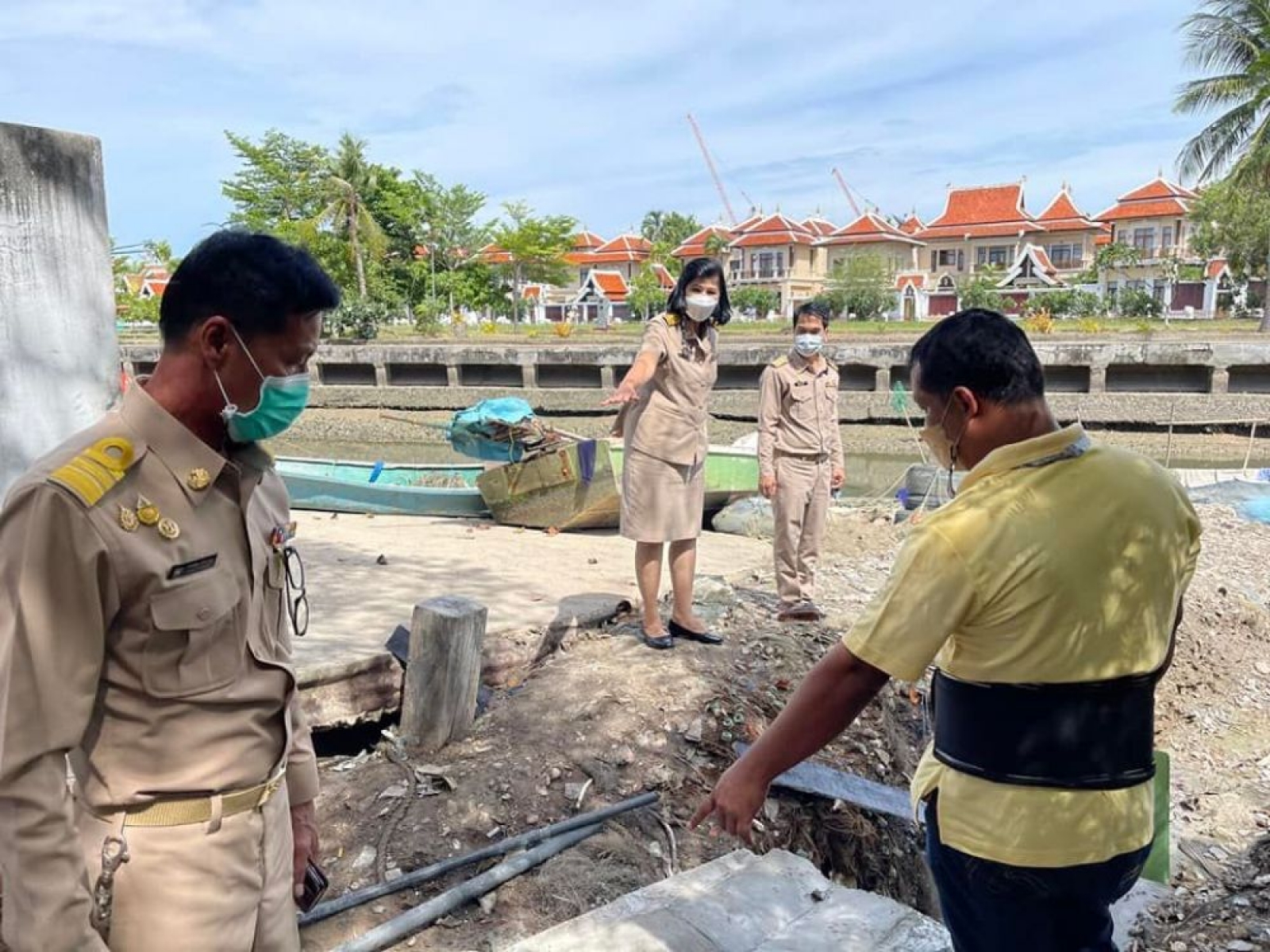 การลงพื้นที่ตรวจสอบความเรียบร้อยของท่อระบายน้ำและทางคอนกรีตที่ชุมชนชายทะเลหมู่ที่ 1